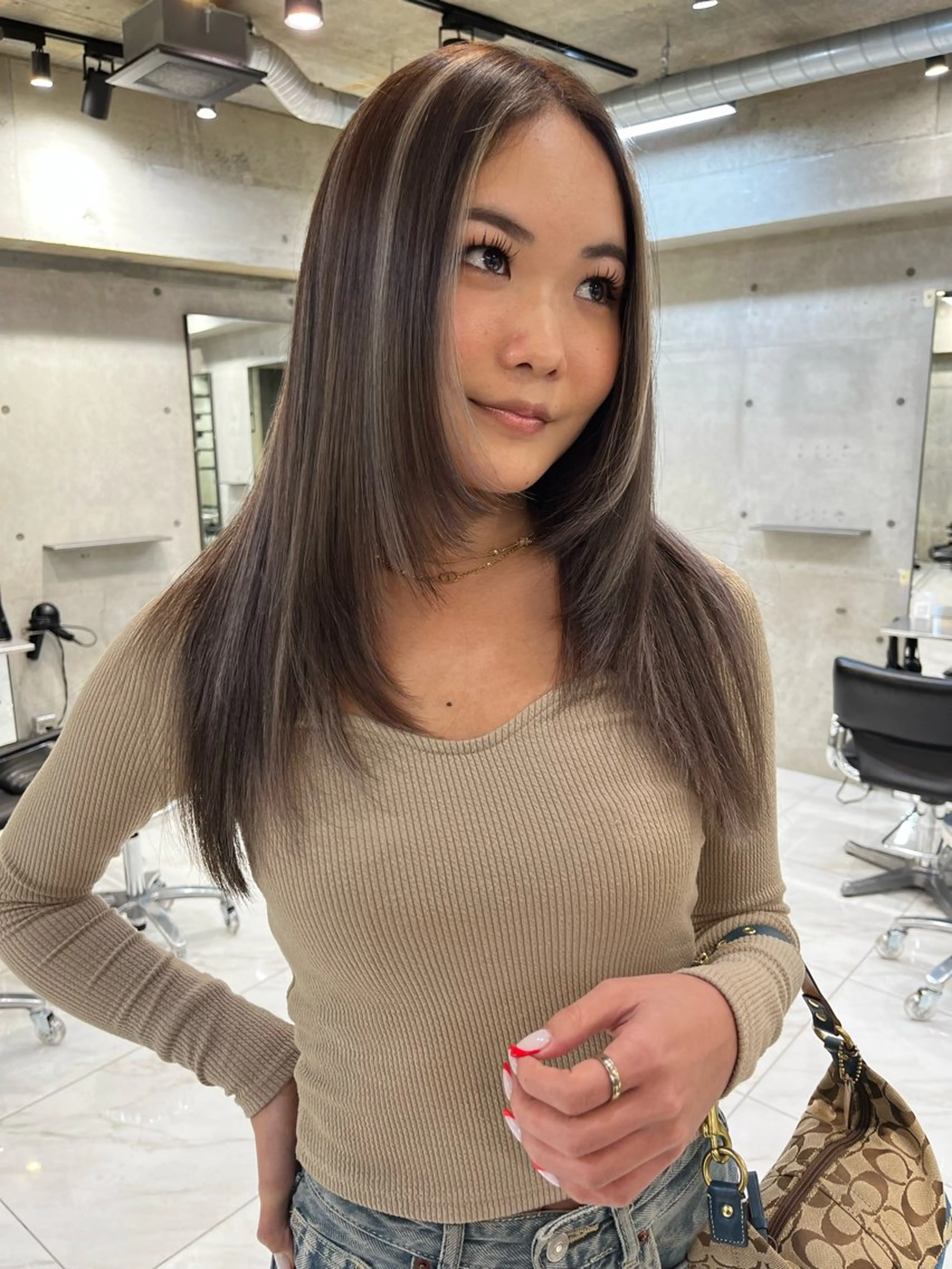 ロング ハイライト ヘアカラー YOLO 渋谷 RIONAのヘアスタイル