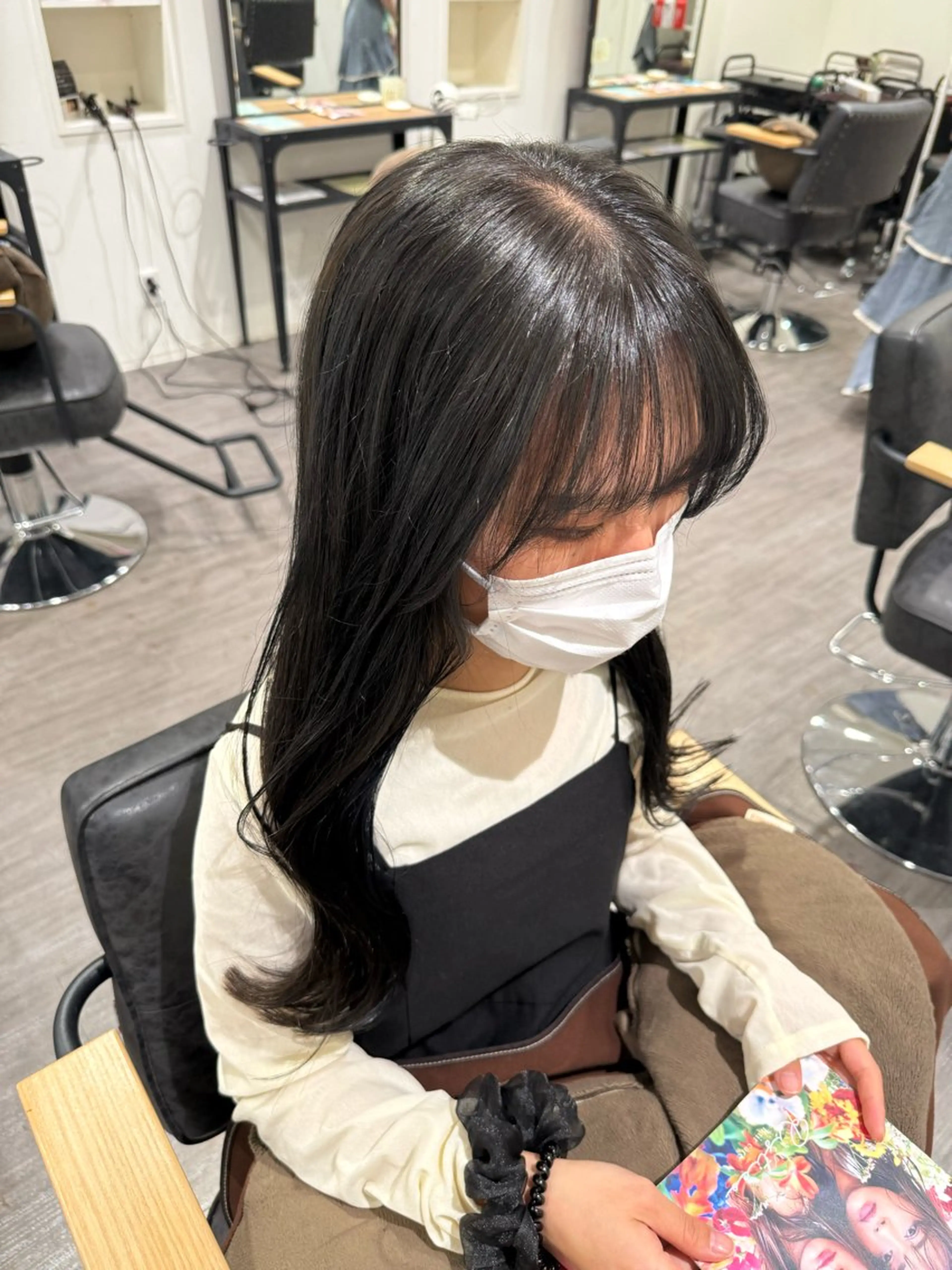 セミロング カラー ダークグレー カット ヘアカラー トリートメント 上田 紗也のヘアスタイル