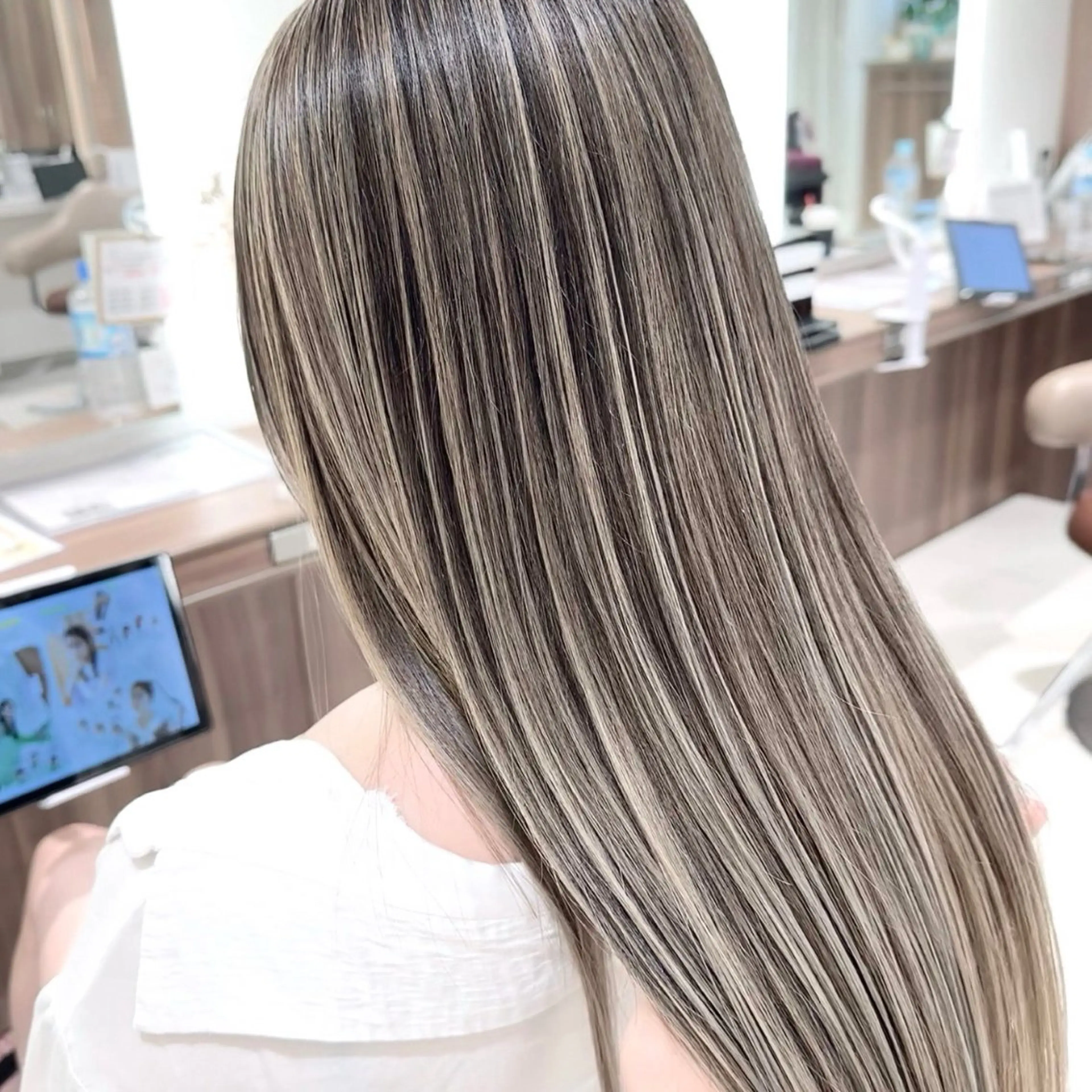 ロング カラー ベージュカラー グレージュ ハイライトカラー ミルクティーベージュ 外国人風カラー ヘアカラー トリートメント 澤田 隆誠のヘアスタイル