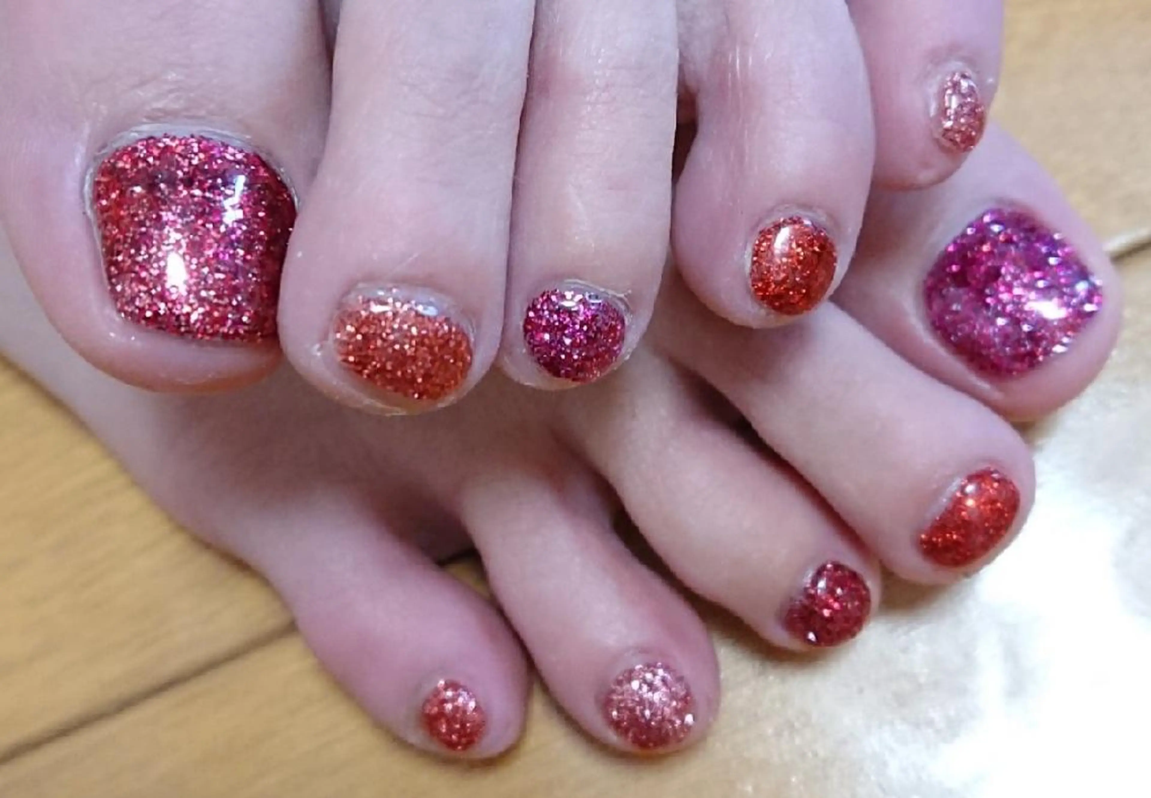 ネイル ラメ(グリッター) ピンク 赤色 フットネイル Lilith Nailのネイルデザイン