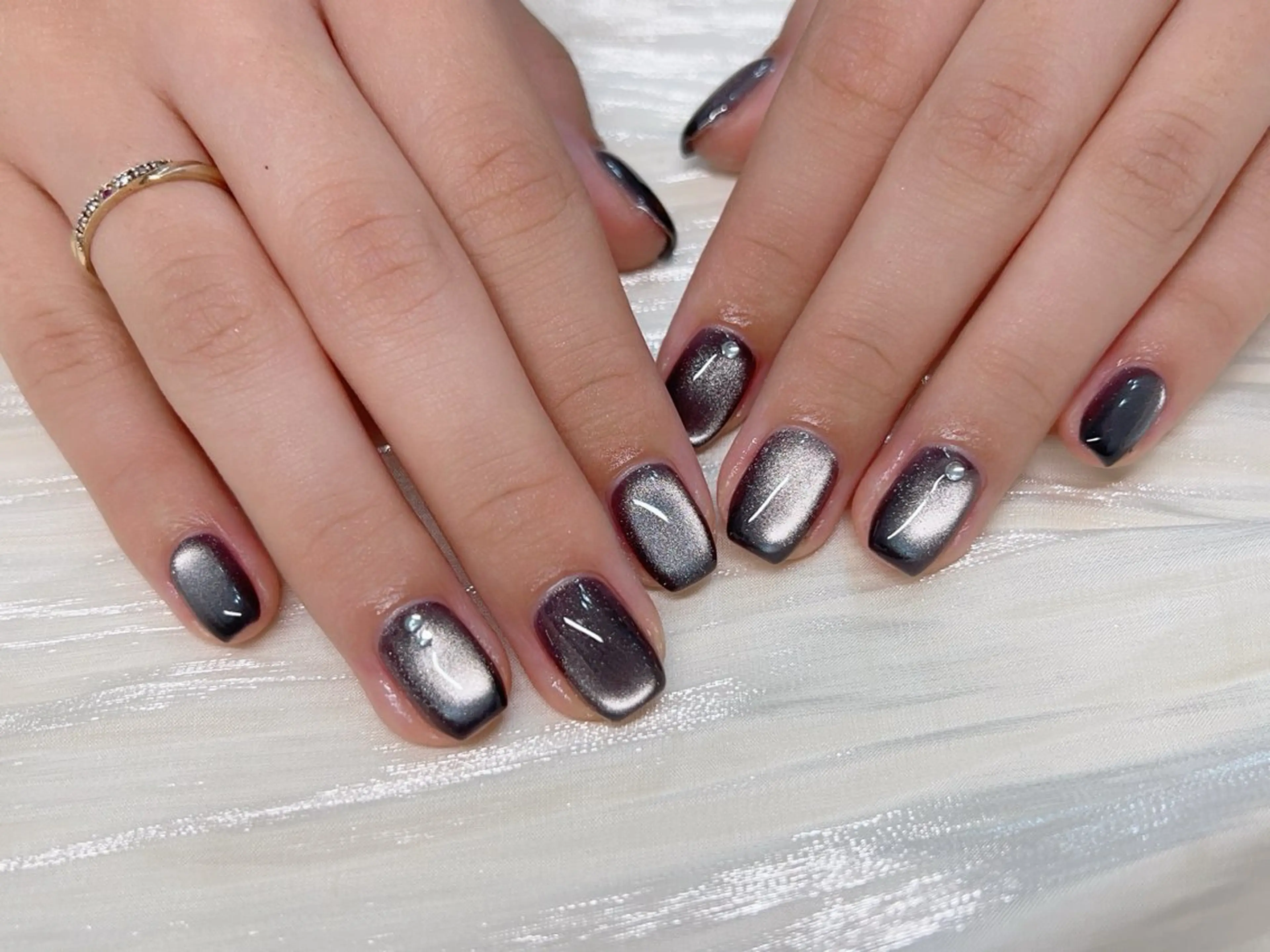 ネイル グラデーション シルバー ストーンネイル L&Y Nail salonのネイルデザイン