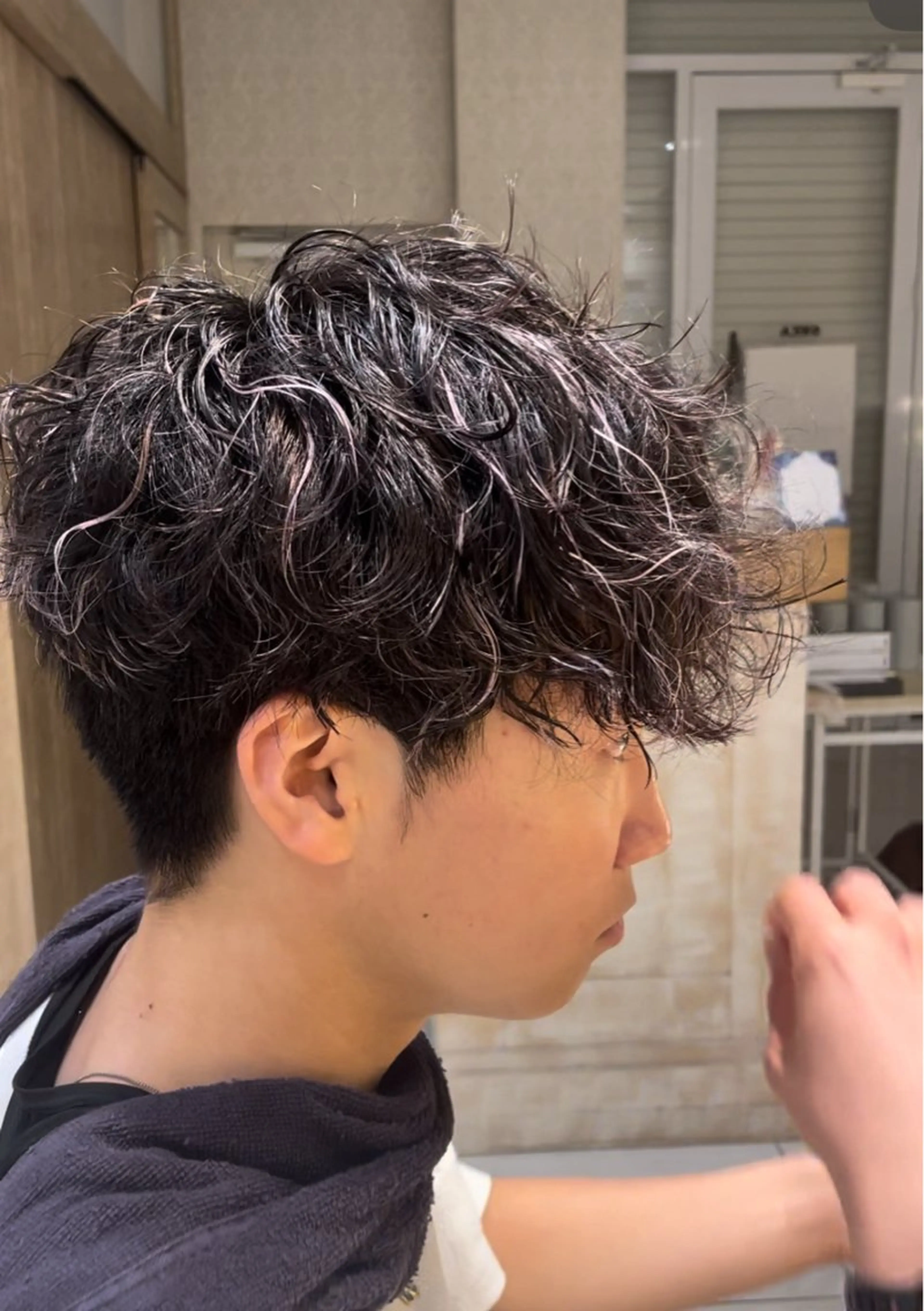 カラー パーマ メンズ メンズハイライト メンズパーマ アッシュ ハイライトカラー シルバー カット ヘアカラー パーマ 垢抜けヘア/メンズシ ョート/パーマ特化のヘアスタイル