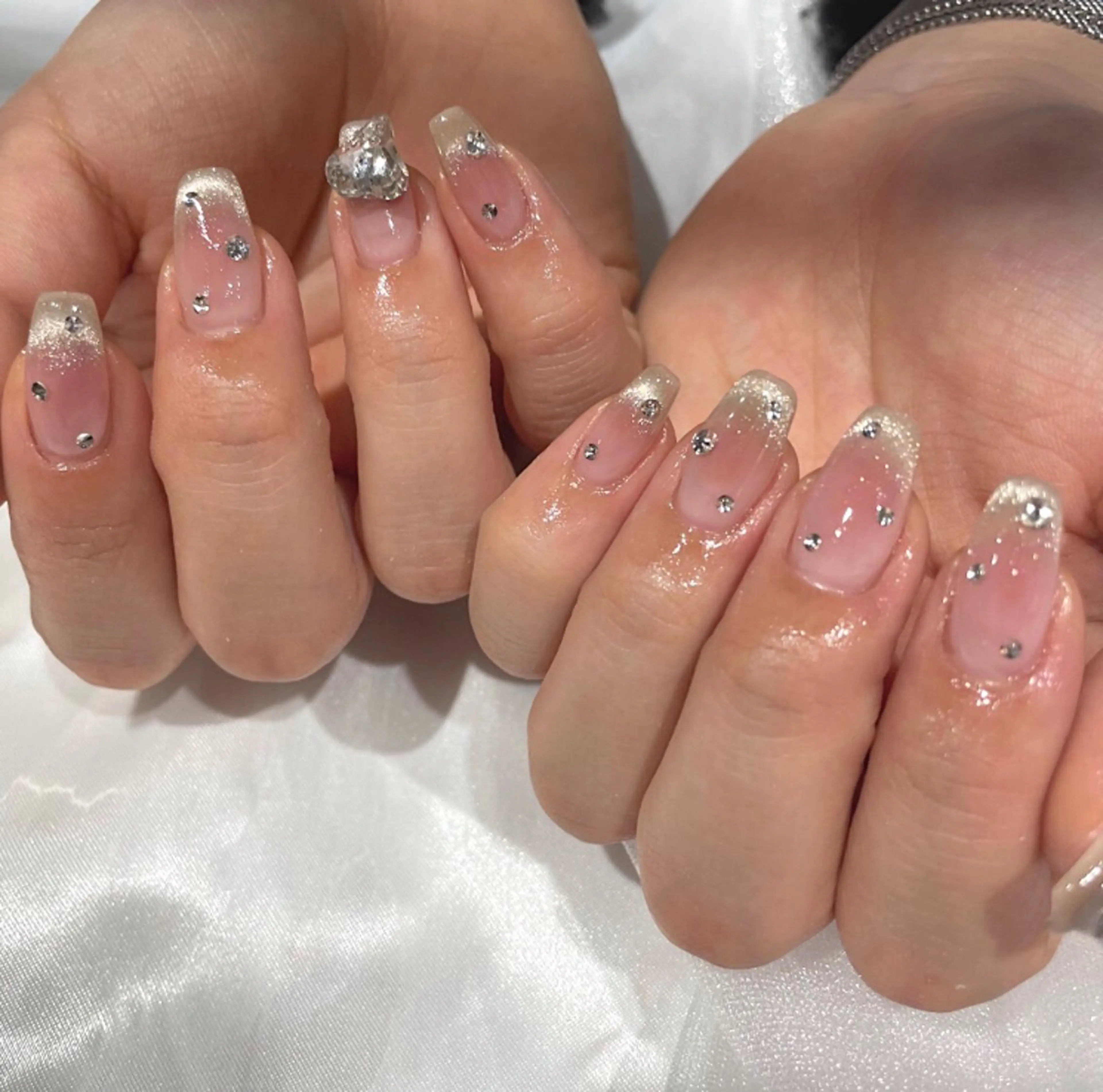 ネイル 長さ出し グラデーション キラキラネイル 韓国ネイル ラメ(グリッター) ハンドネイル ハンドケア Chisa Nail Studio所属・チ サのネイルデザイン