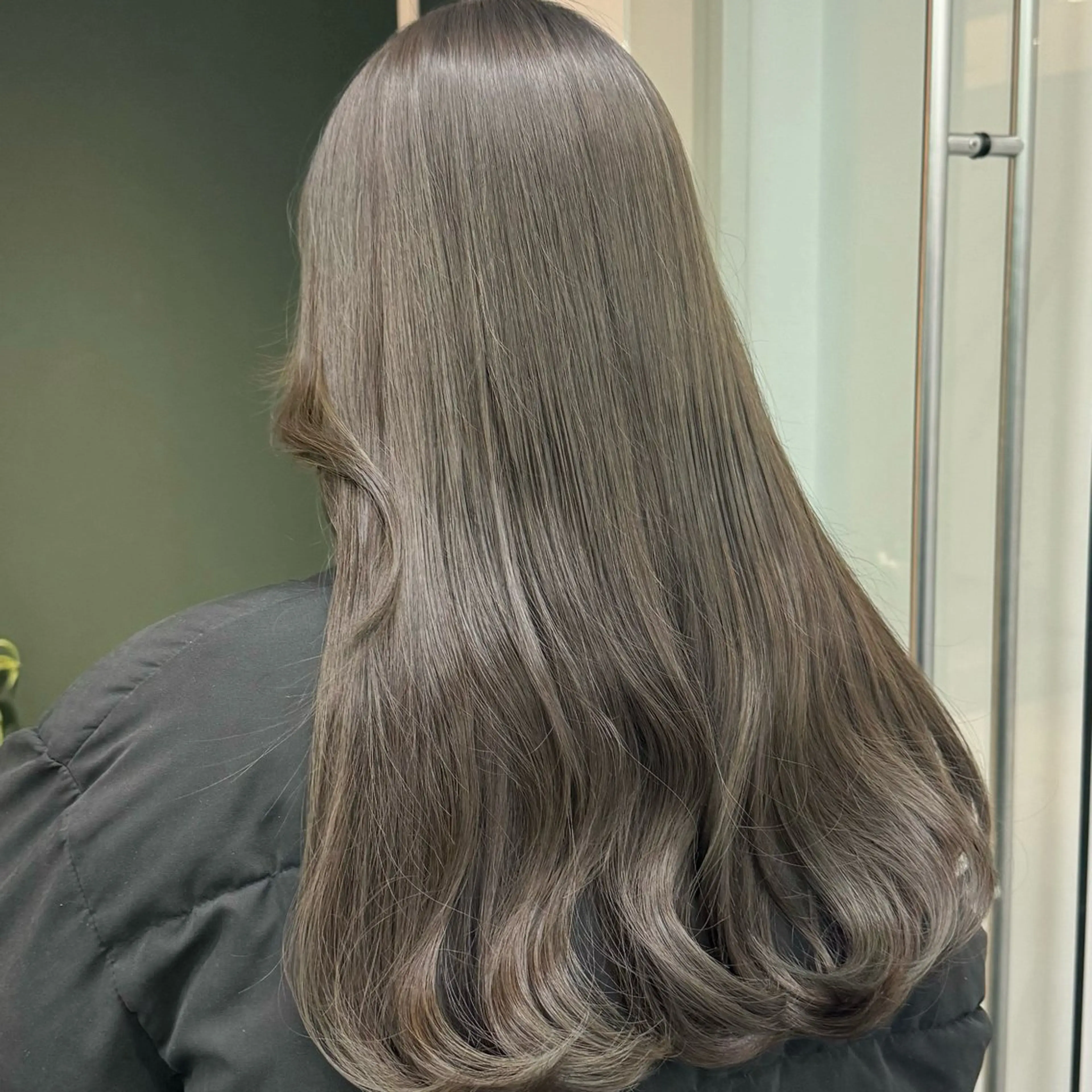 ロング カラー 透明感カラー グレージュ ヘアカラー トリートメント ひなた あゆみのヘアスタイル