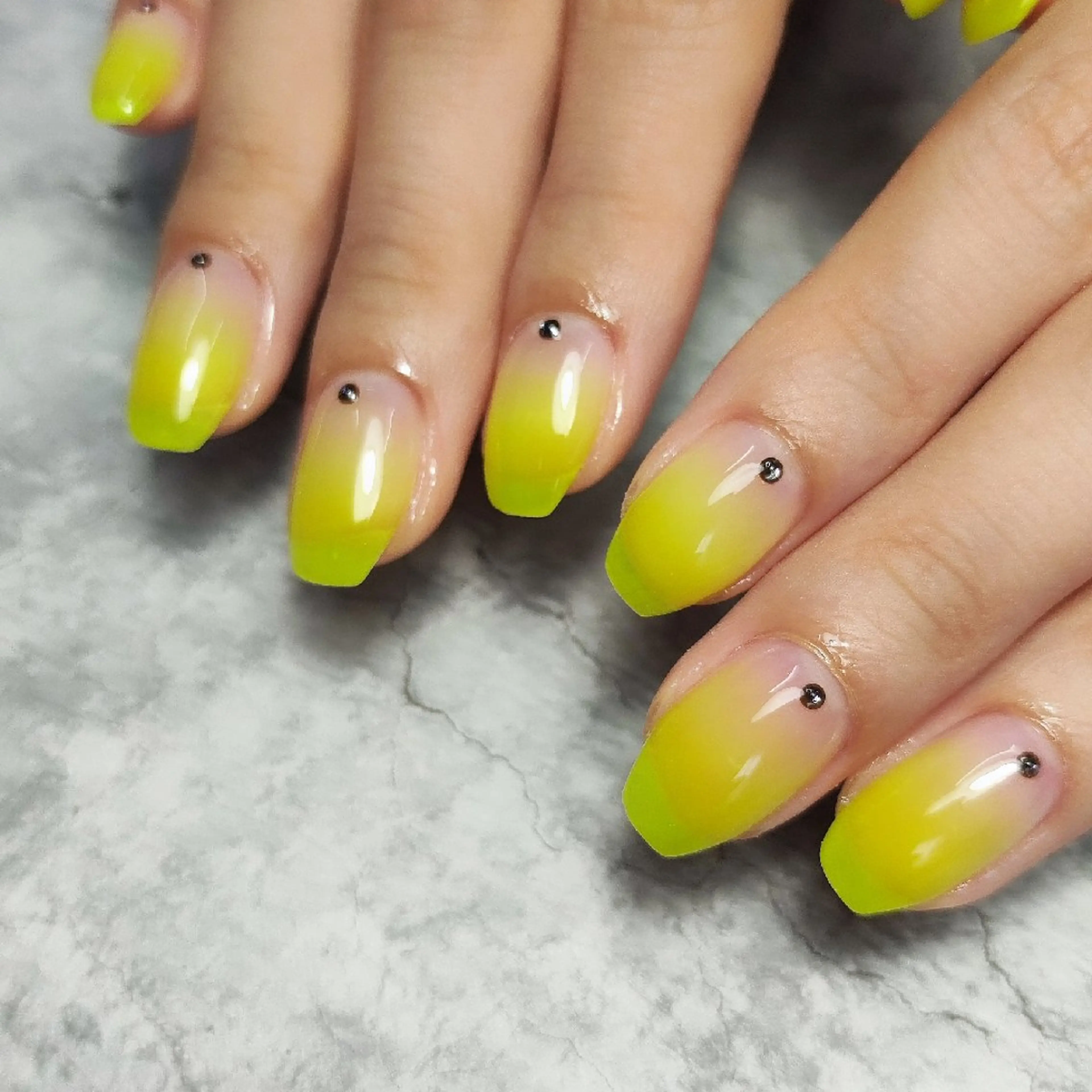 ネイル グラデーション 黄色 ハンドネイル 個人サロン saltnailのネイルデザイン