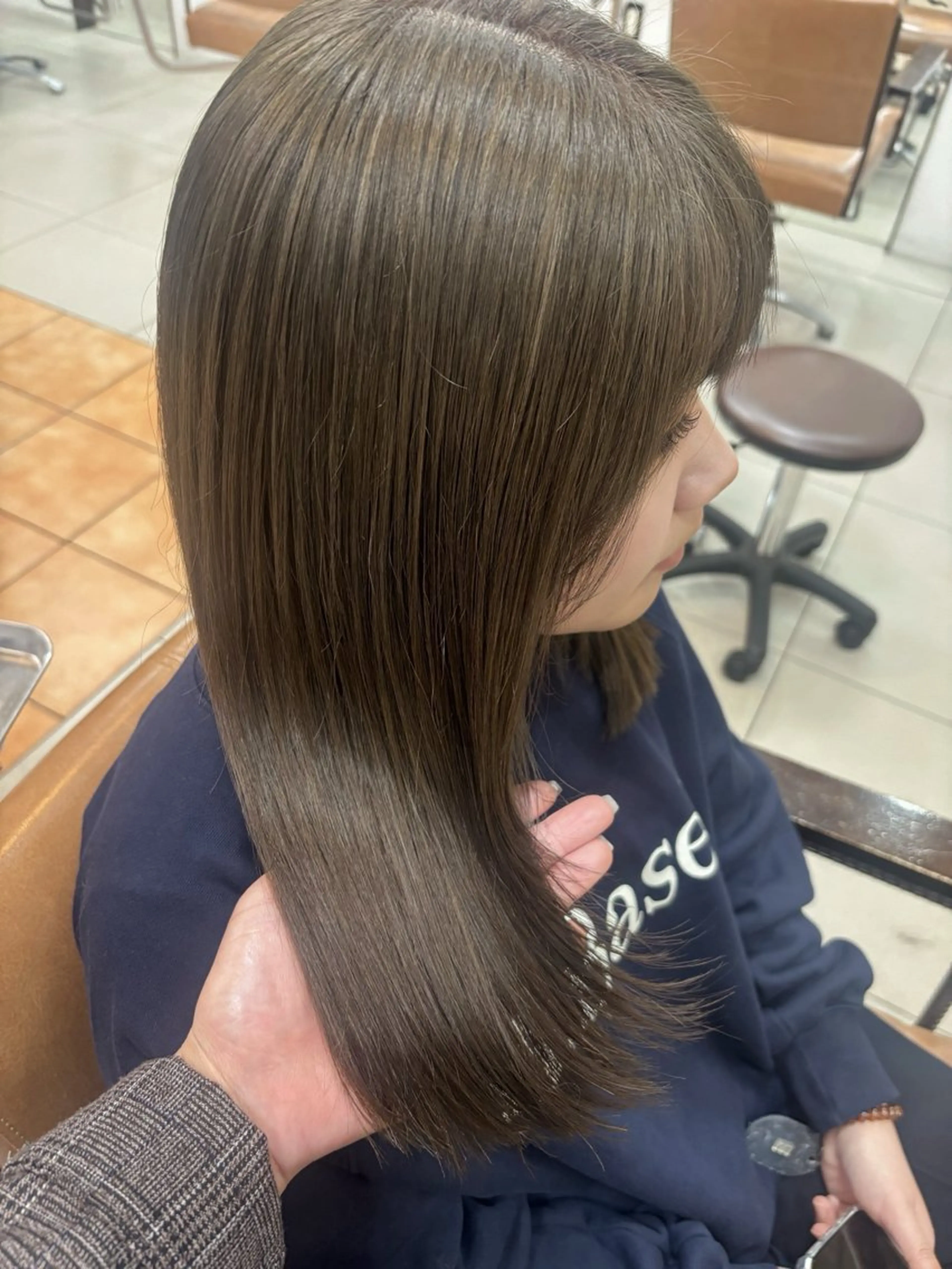 ミディアム カラー グレージュ オリーブグレージュ オリーブグレー レイヤーカット ヘアカラー トリートメント 頭皮×髪質改善 透明感カラー💎中村のヘアスタイル