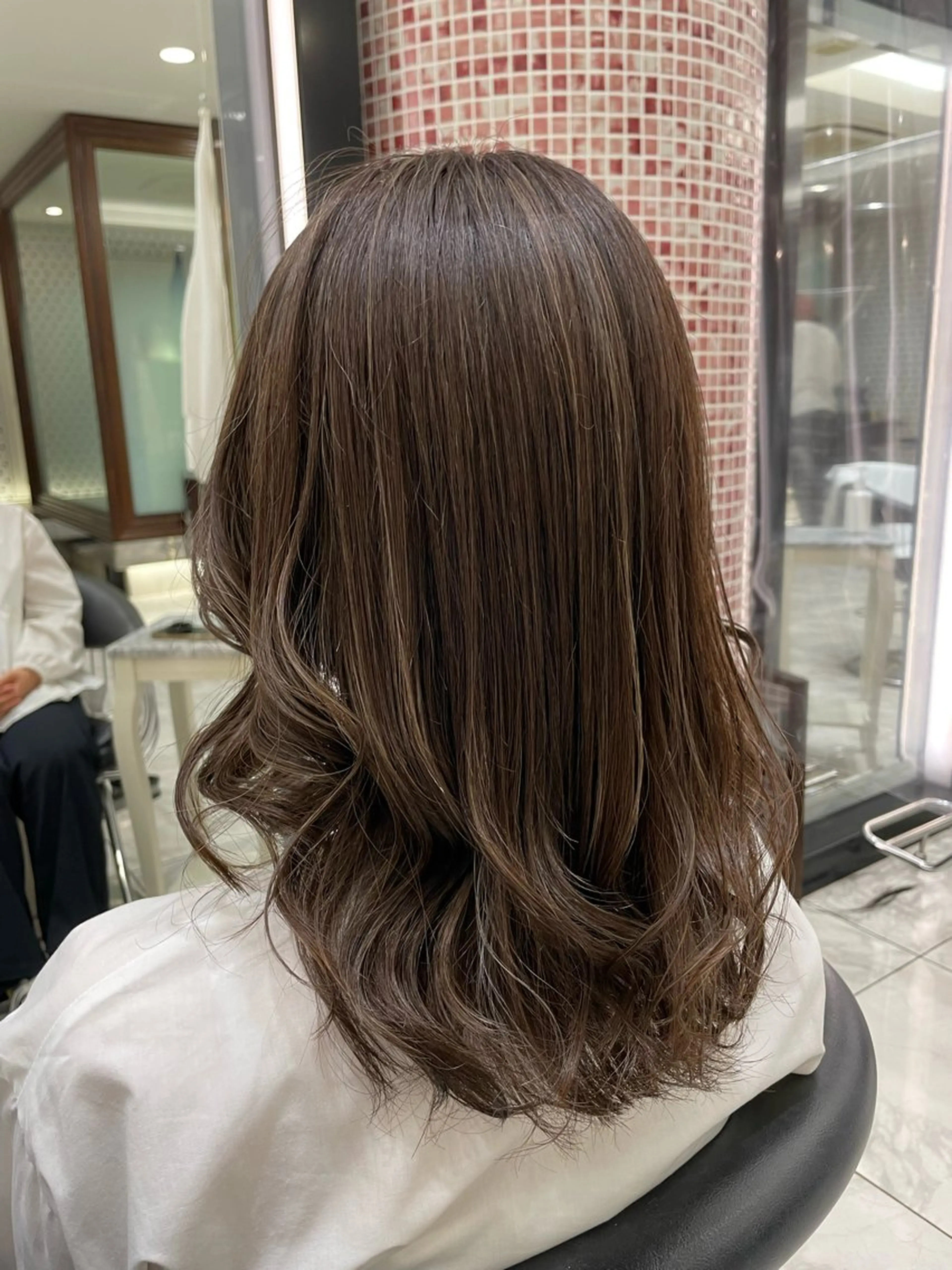 セミロング ヘアカラー コテ巻きパーマ 藤野佑成のヘアスタイル