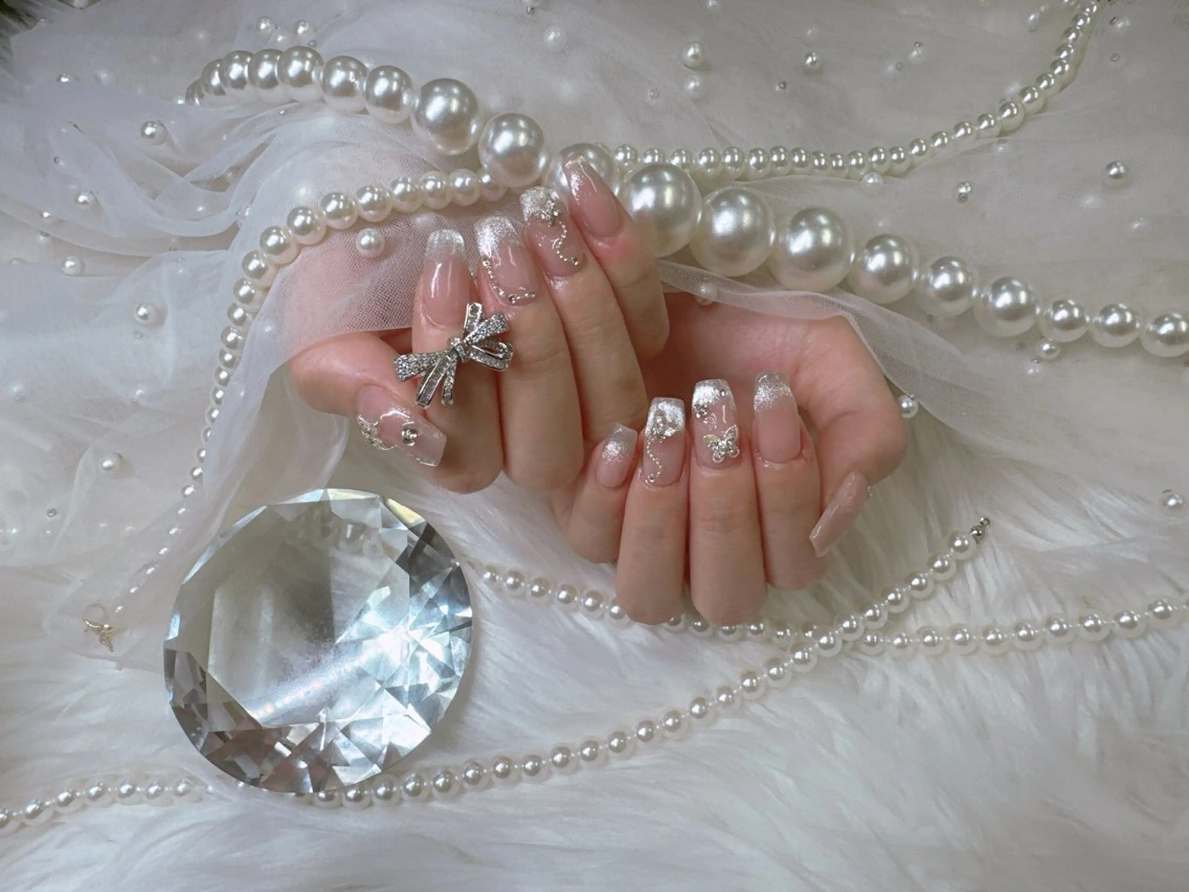 ネイル ボルドー チークネイル ドット 長さ出し フレンチネイル ハンドネイル クイーンズネイル銀座所属・Queeens nailのネイルデザイン