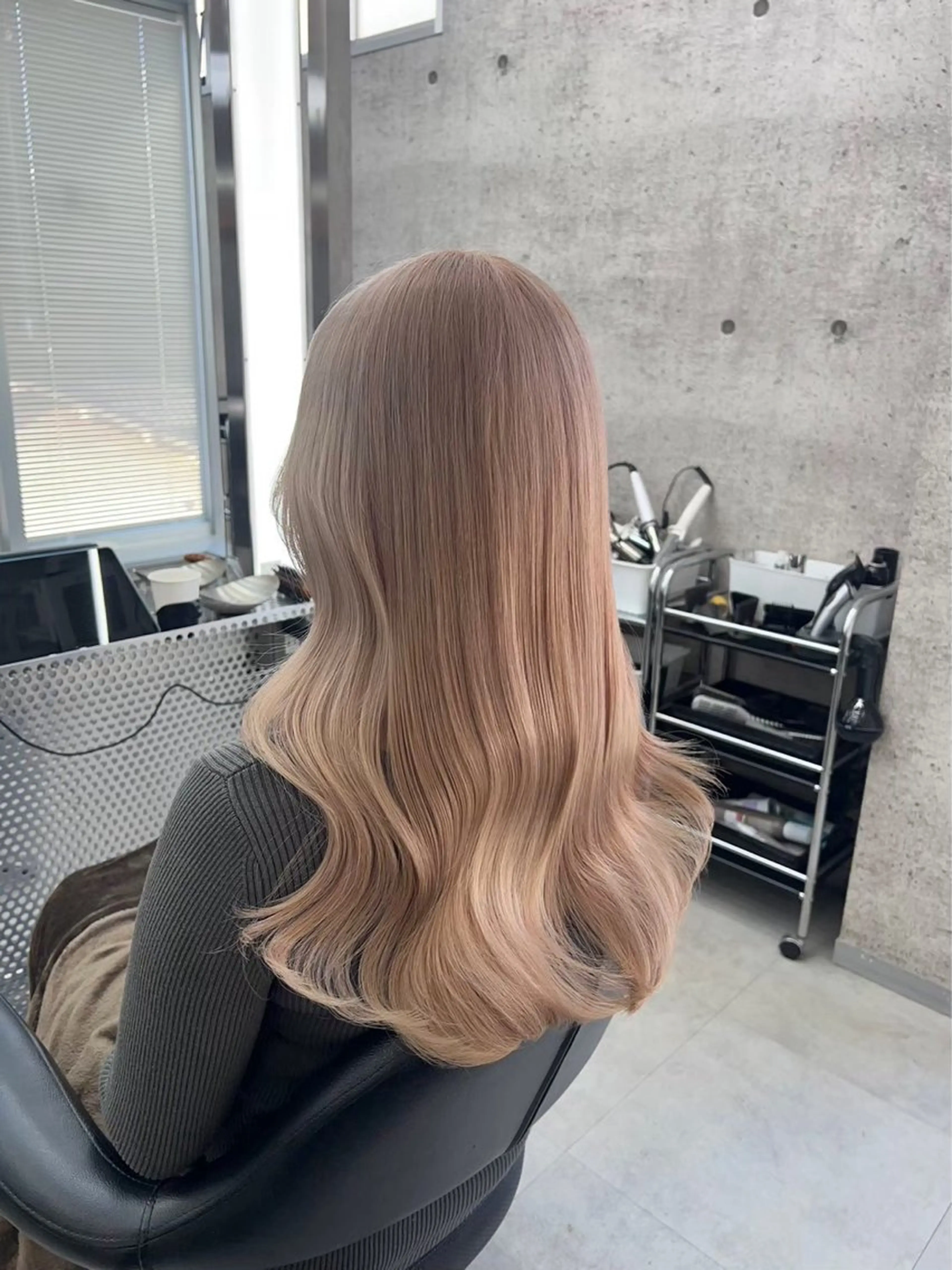 ロング カラー ベージュカラー ブリーチ ケアブリーチ ミルクティーベージュ ホワイトミルクティーベージュ ヘアカラー トリートメント ヘッドスパ 堤 翔平のヘアスタイル