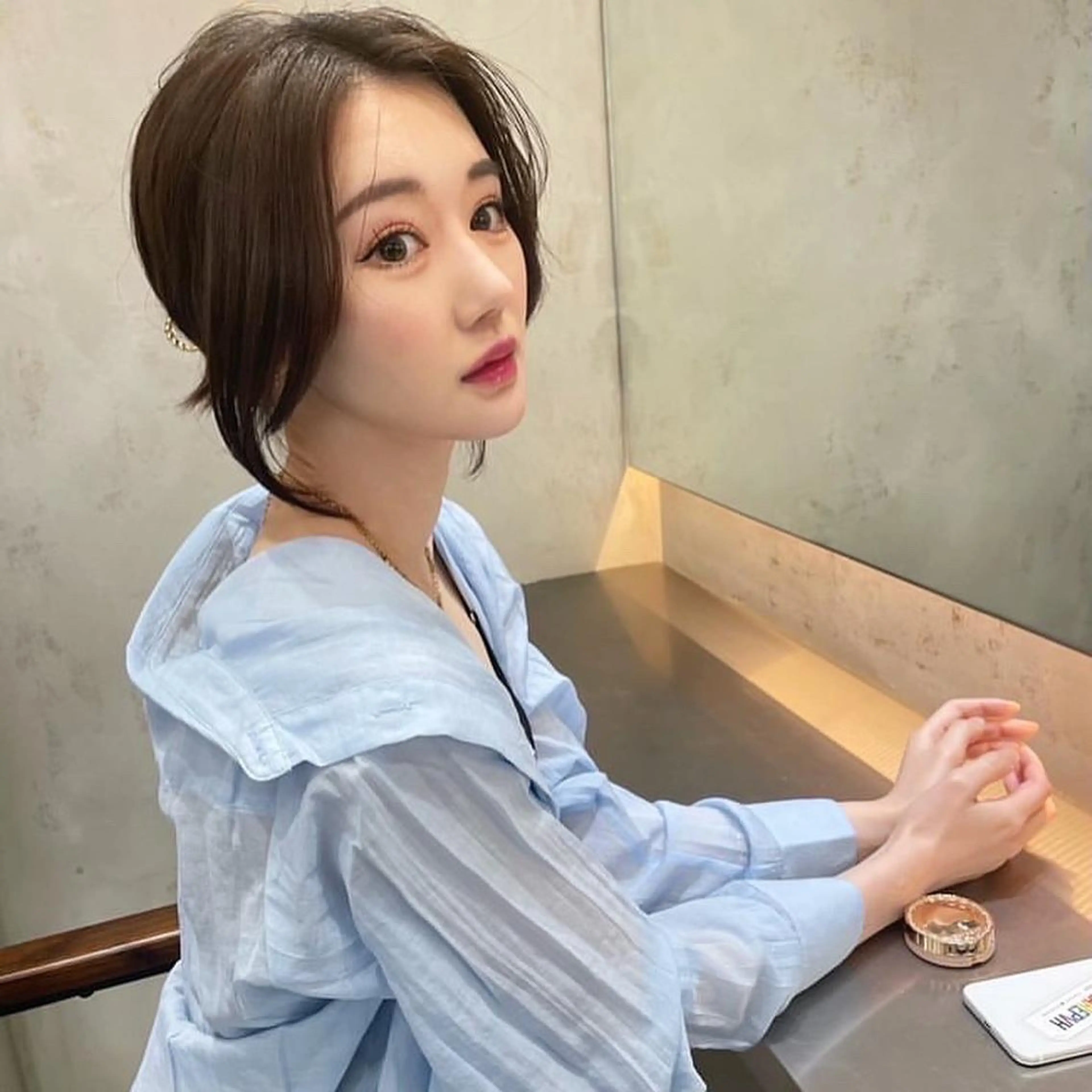 ミディアム カット ヘアカラー トリートメント 山本翔一郎 韓国顔周りレイヤーのヘアスタイル