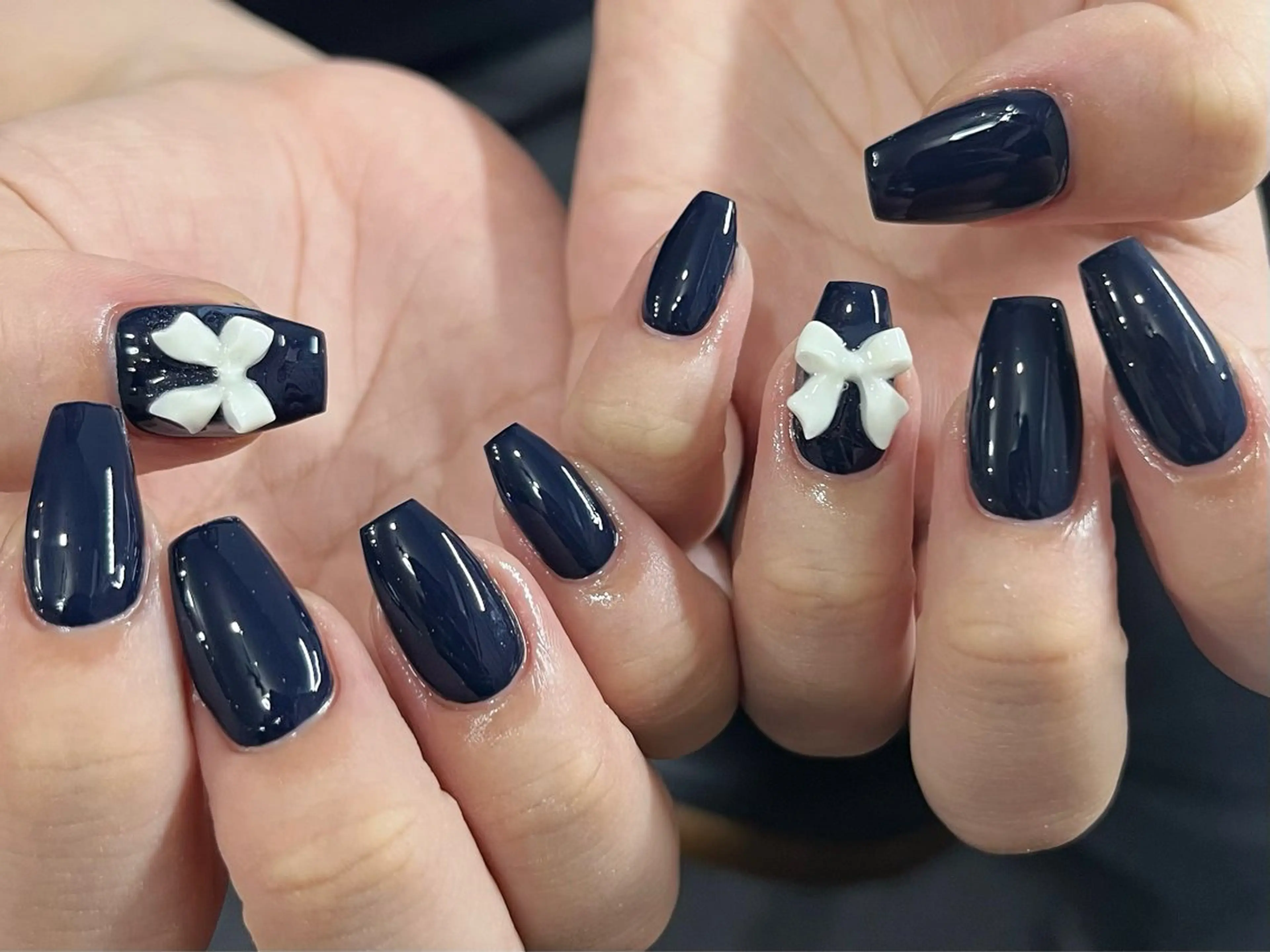 ネイル ネイビー ワンカラーネイル リボン シンプルネイル スクエアネイル ハンドネイル ハンドケア 🎀NAIL🎀 AI🪄︎︎◝✩のネイルデザイン
