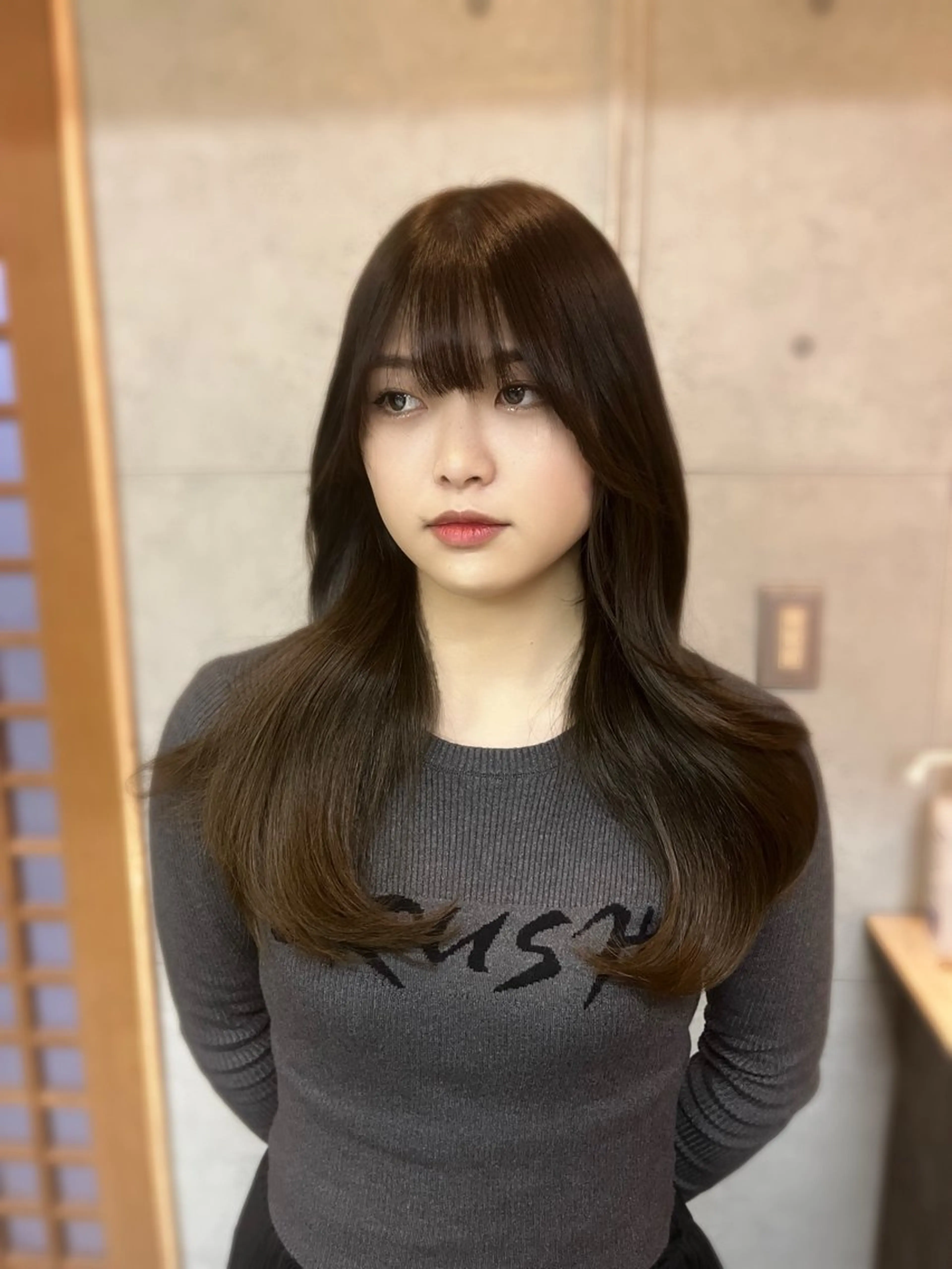 セミロング カラー ブリーチ 透明感カラー グレージュ ブリーチなしカラー オリーブグレージュ ヘアカラー トリートメント 韓国ヘア🇰🇷 RYOTAのヘアスタイル