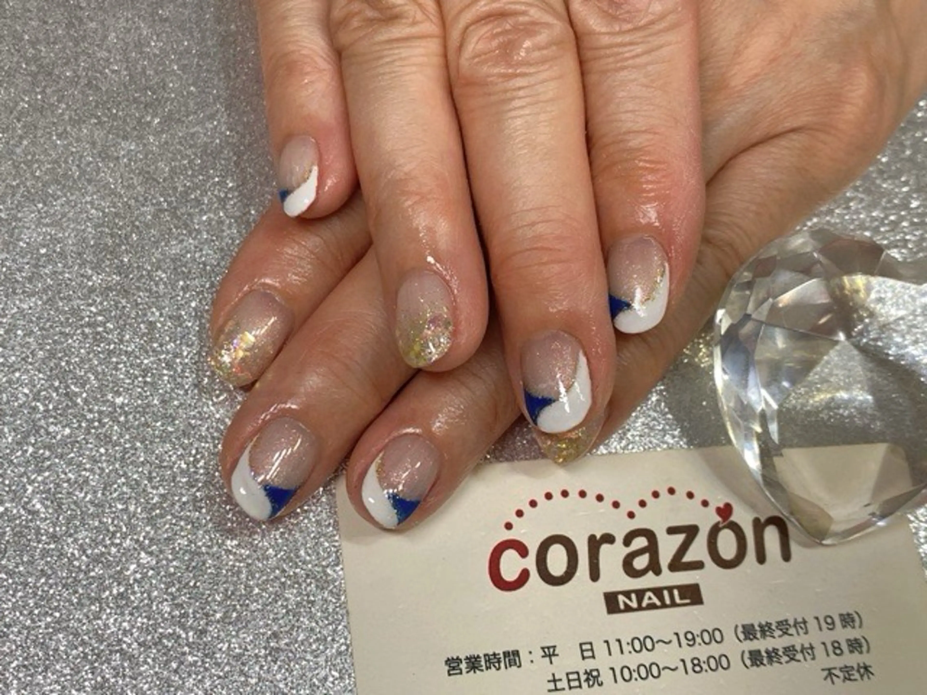ネイル フレンチネイル ゴールド グラデーション ホログラムネイル ラメ(グリッター) ハンドネイル ハンドケア corazon所属・ネイリスト aicoのネイルデザイン