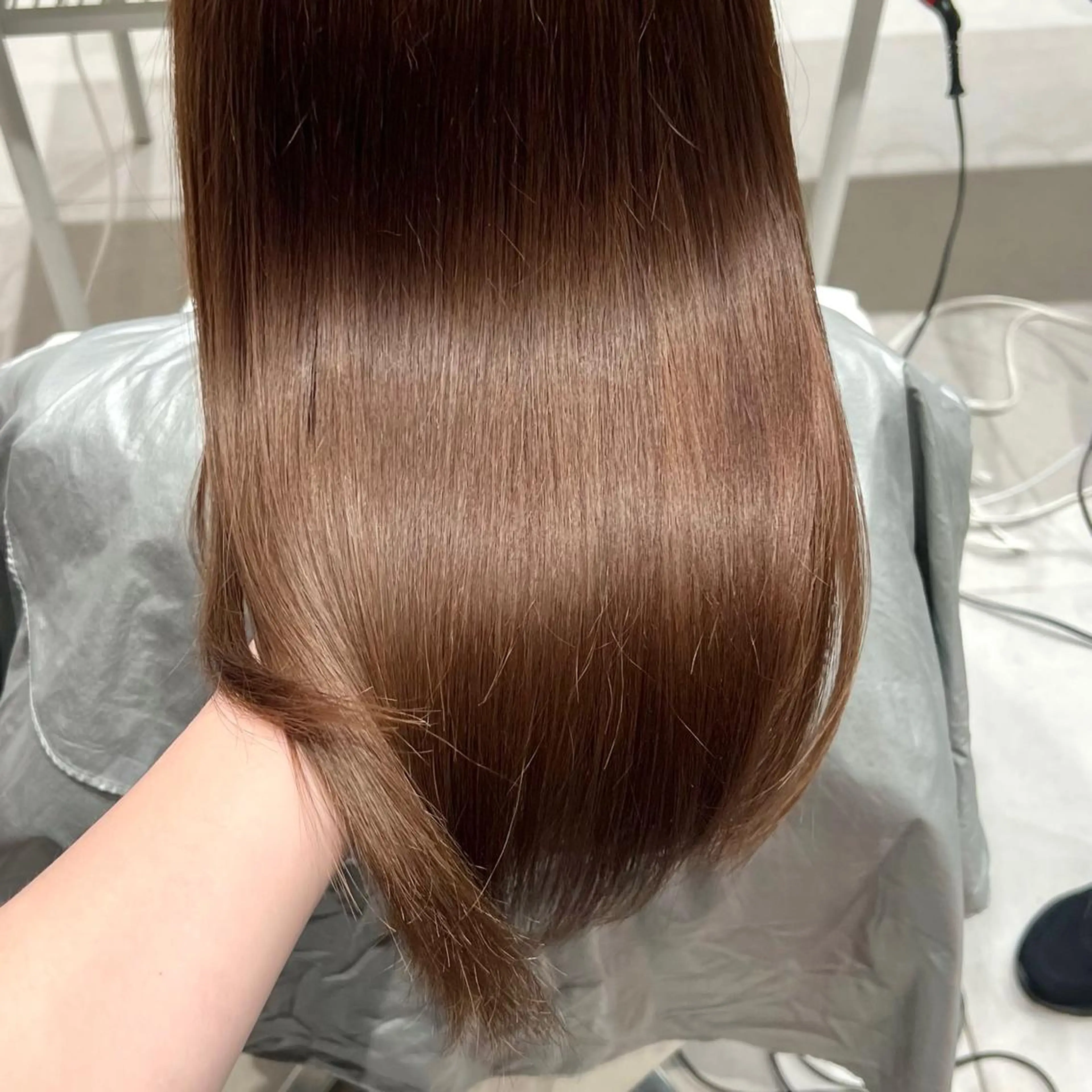 ミディアム カラー 切りっぱなしボブ ブリーチ グレージュ イルミナカラー インナーカラー ヘアカラー トリートメント ヘアセット ニュアンスレイヤー ハイトーンカラーのヘアスタイル