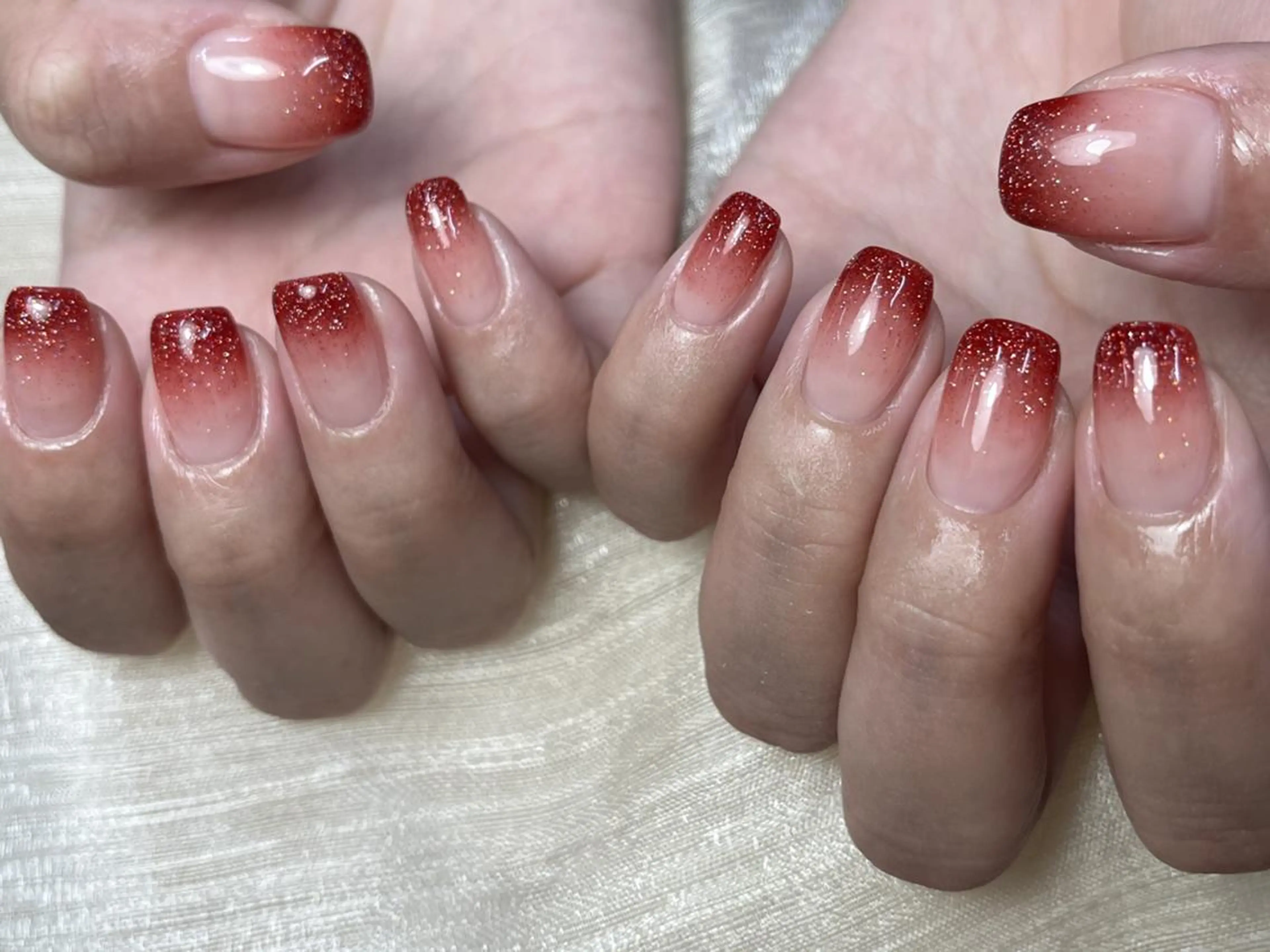 ネイル グラデーション ラメ(グリッター) 赤色 シンプルネイル ハンドネイル ハンドケア ToliyDeliy Nail Salonのネイルデザイン