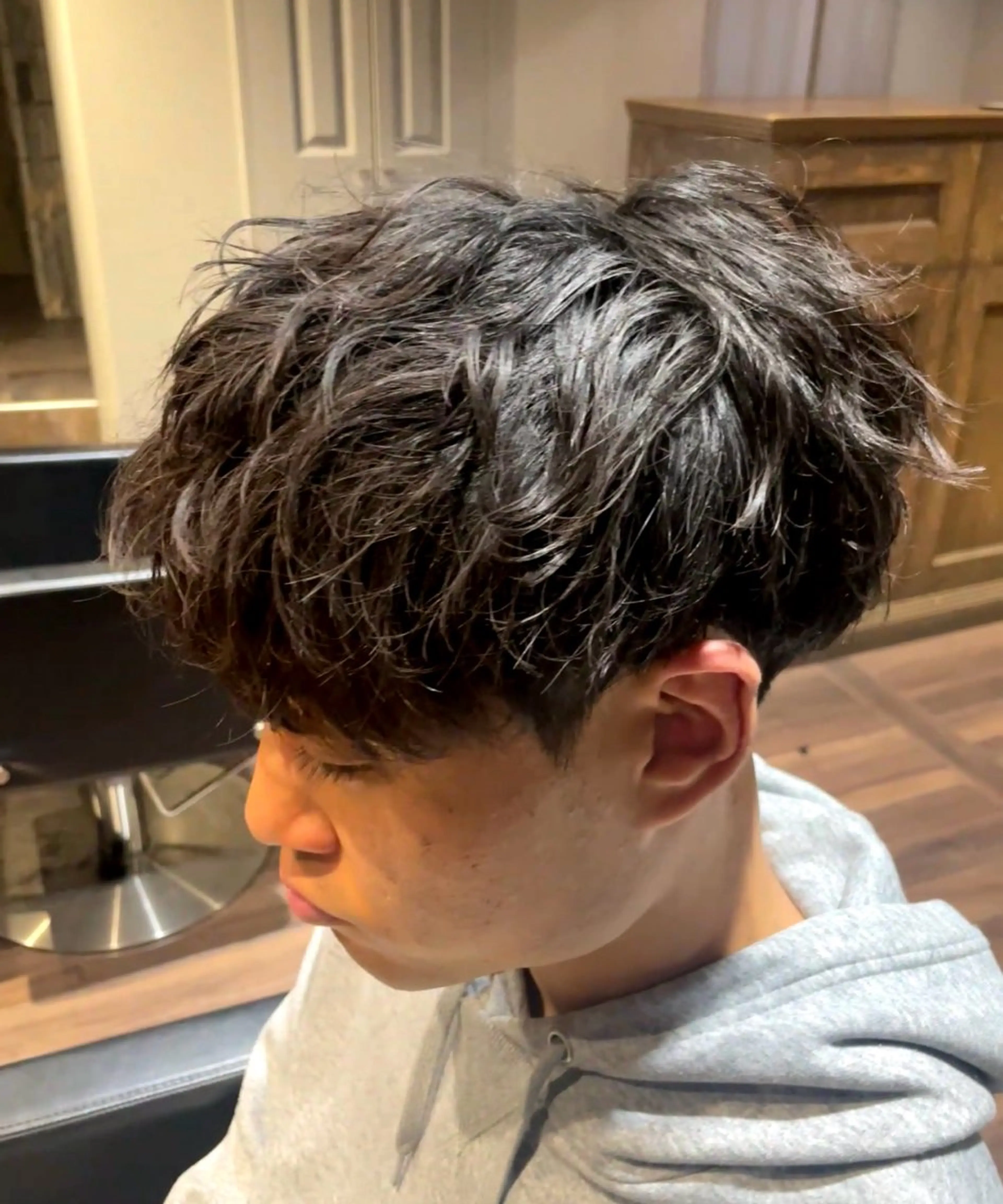 メンズ センターパート メンズハイトーン マッシュウルフ マッシュ メンズパーマ カット メンズ特化型岩舘 真斗のヘアスタイル