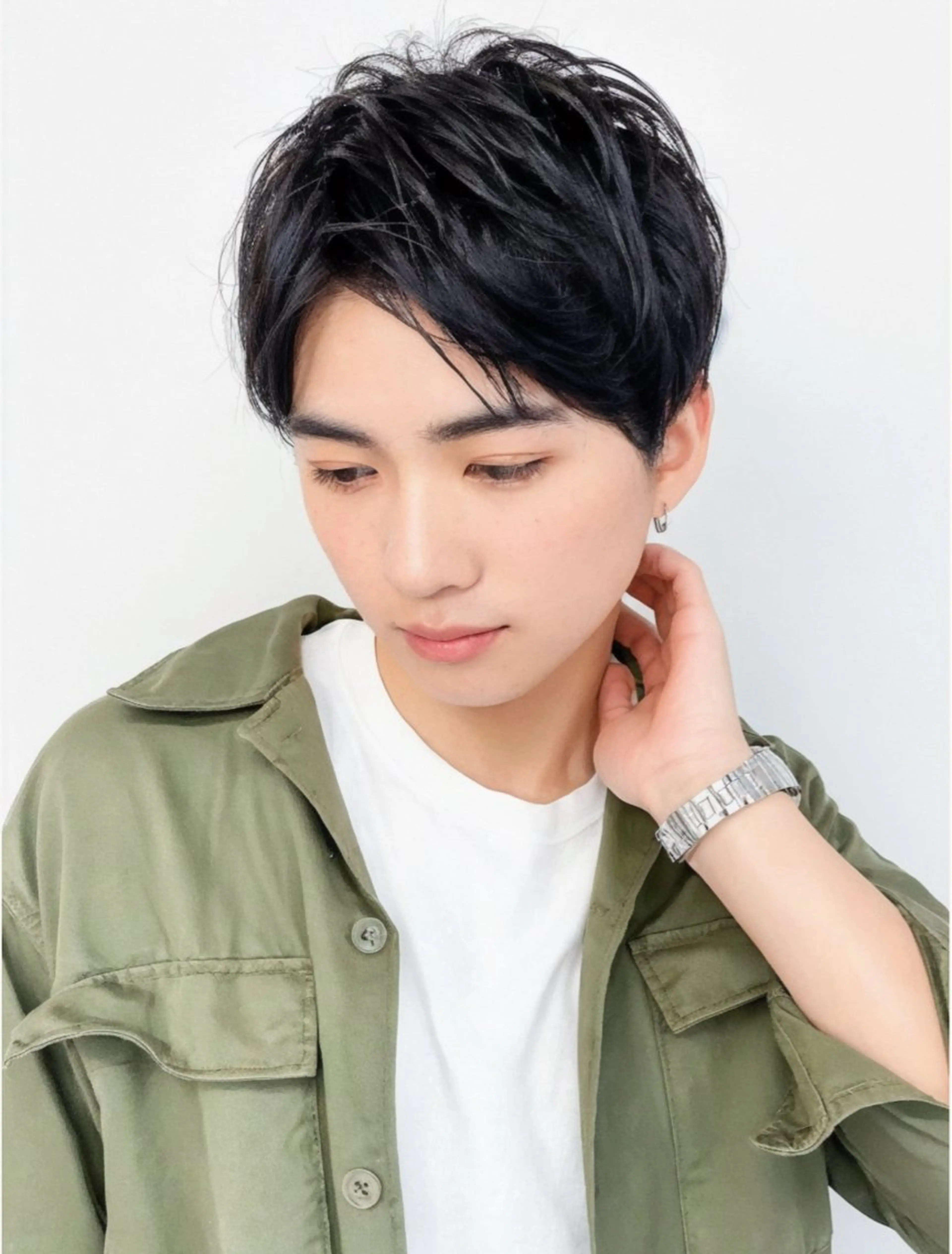 ショート メンズ アップバング ビジネス ツーブロック アッシュ アッシュブラック カット 加藤 いくみのヘアスタイル