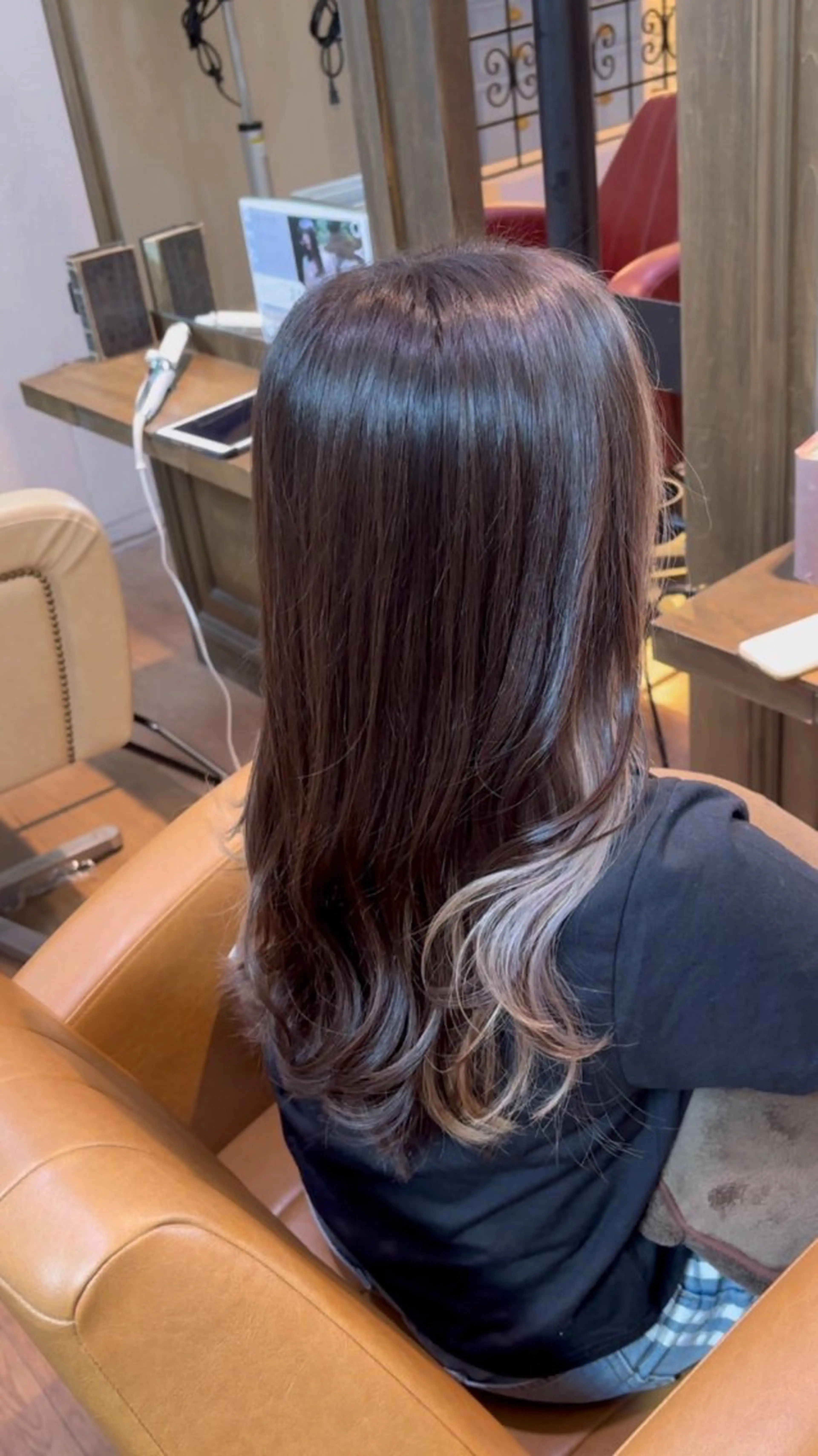 ロング カラー ベージュカラー デザインカラー イヤリングカラー ミルクティーベージュ ホワイトミルクティーベージュ modeK's朋生/ 似合わせカット🫧のヘアスタイル