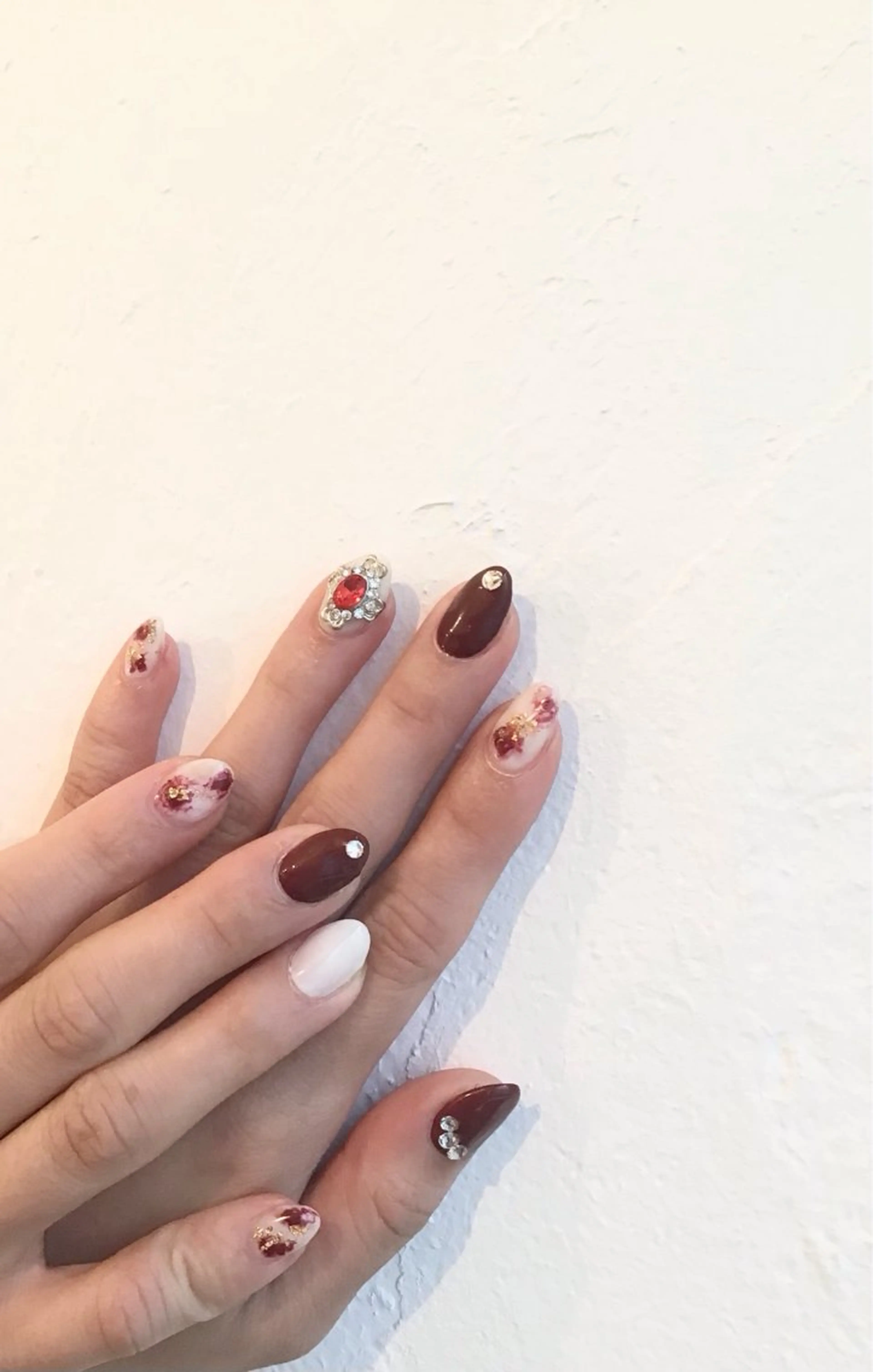 ネイル アートネイル べっ甲ネイル キラキラネイル 赤色 ショートネイル Roger 舞のネイルデザイン