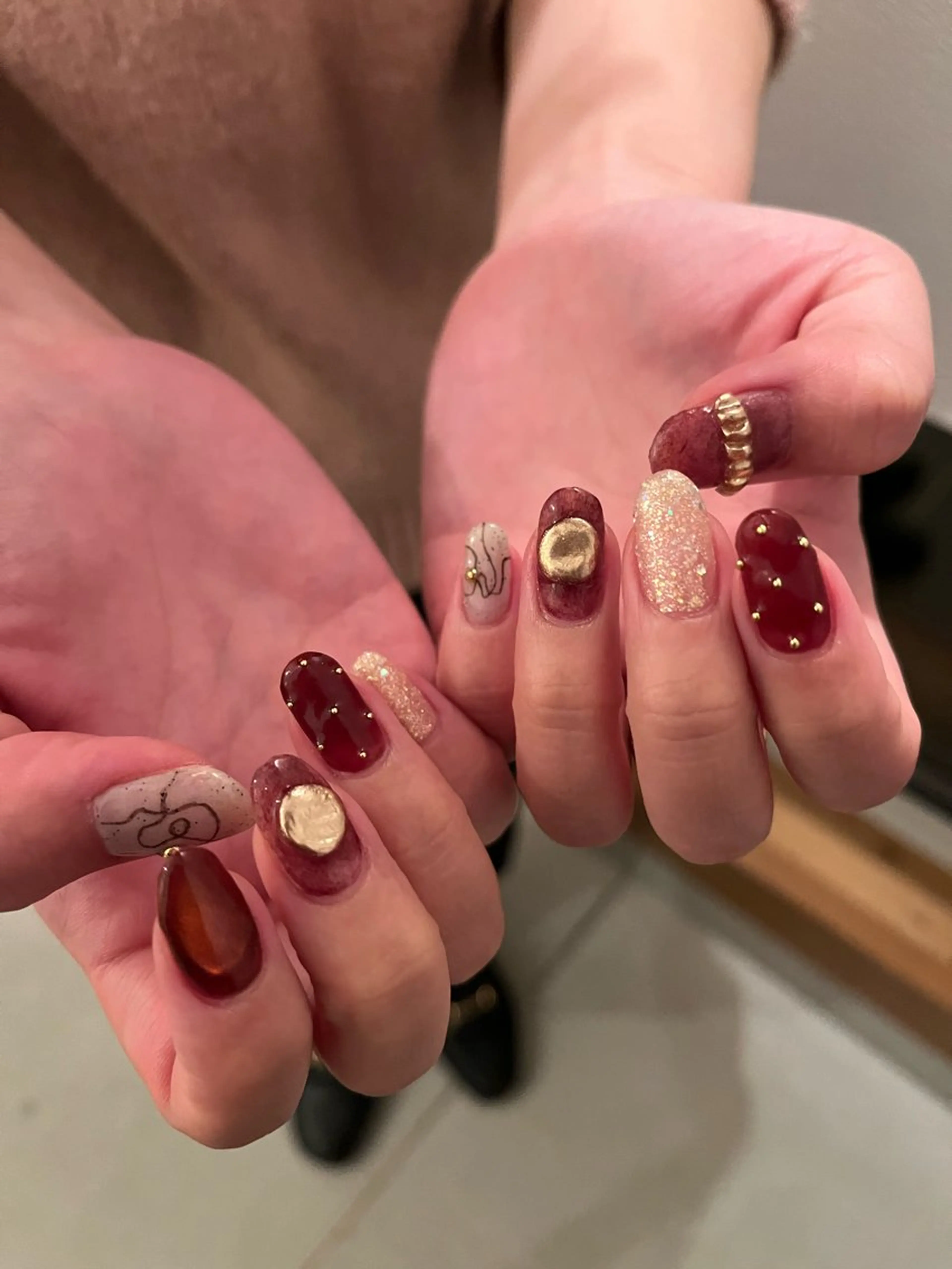 ネイル ニュアンスネイル 赤色 ハンドネイル K Aのネイルデザイン