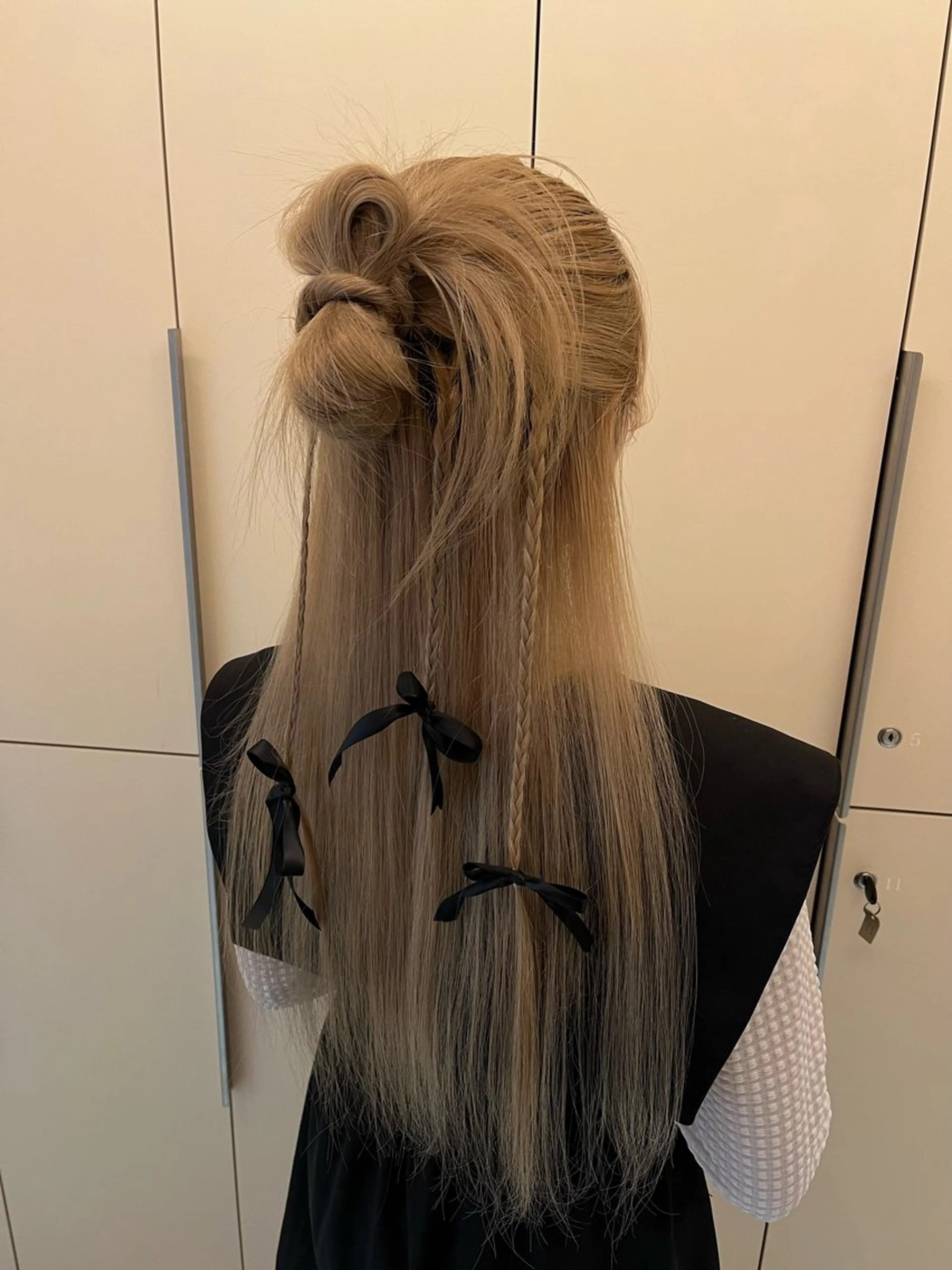ロング ヘアアレンジ ヘアセット るり 暗髪・艶カラーのヘアスタイル