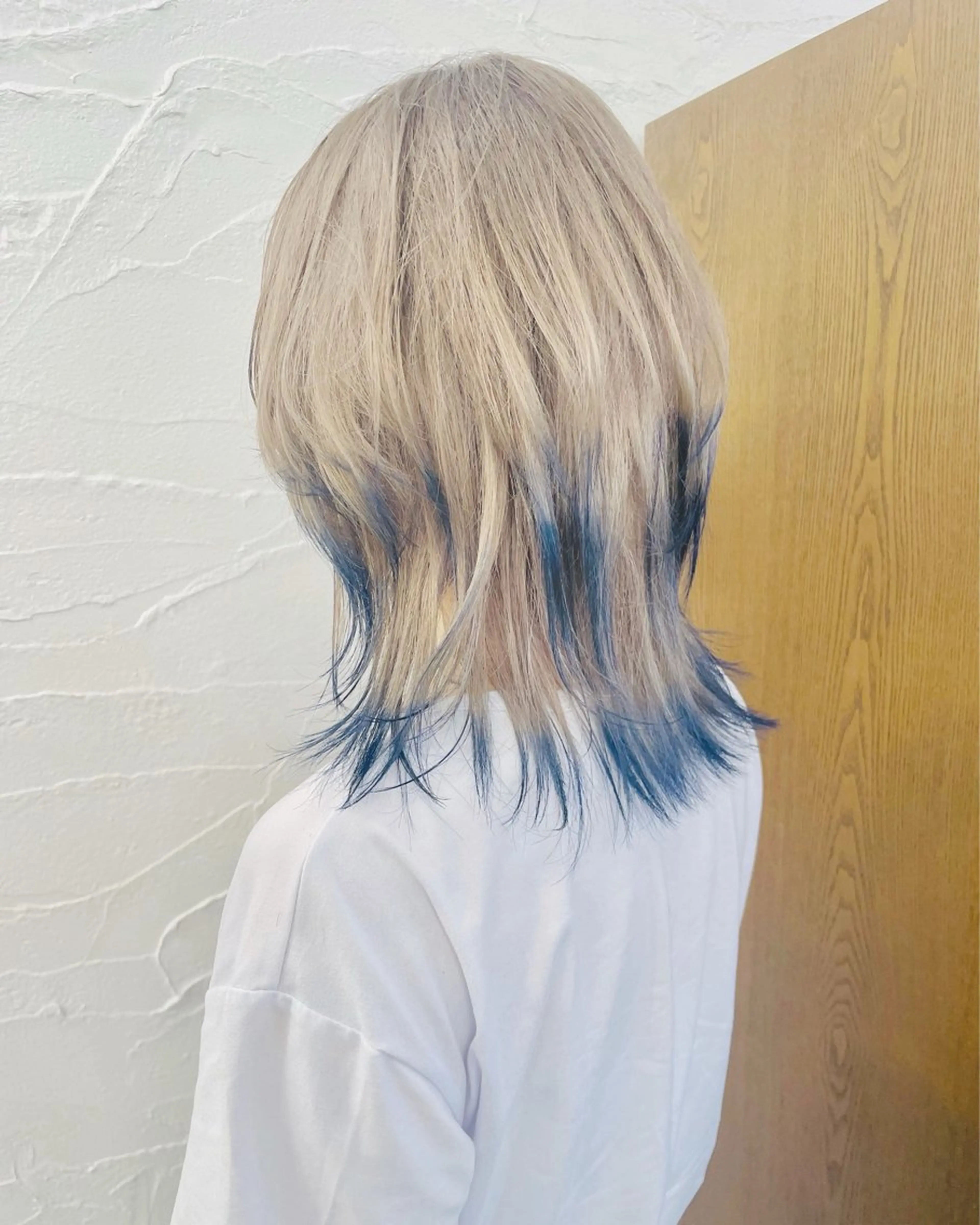 ミディアム カラー ベージュカラー ブリーチ ブルーカラー ケアブリーチ ホワイトベージュ カット ヘアカラー 尾崎 弘和のヘアスタイル