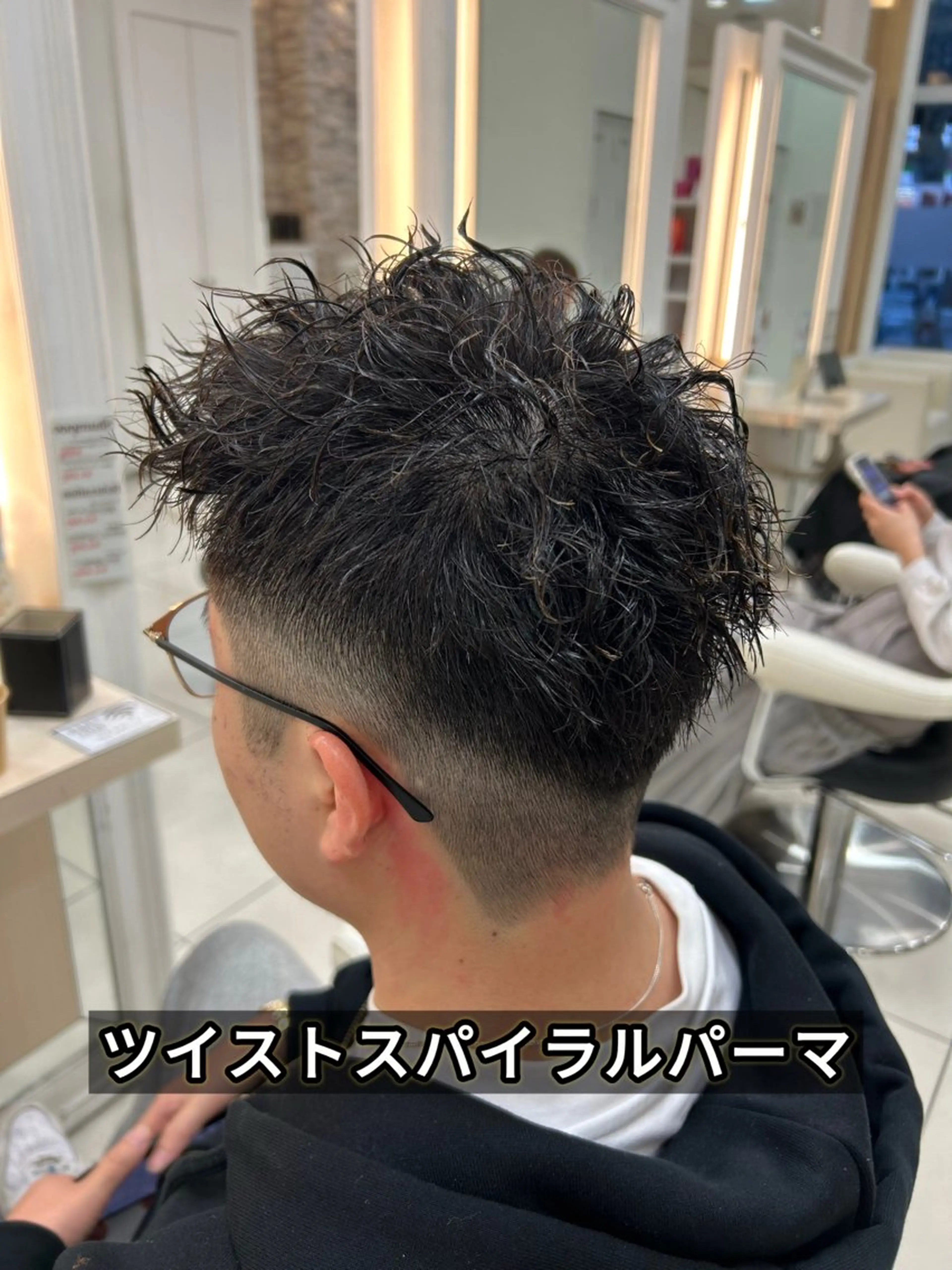 ショート カラー パーマ メンズ センターパート フェードカット フェザーパーマ カルマパーマ マッシュ カット パーマ トリートメント 髪質改善/艶カラー/ メンズパーマ/鈴木のヘアスタイル