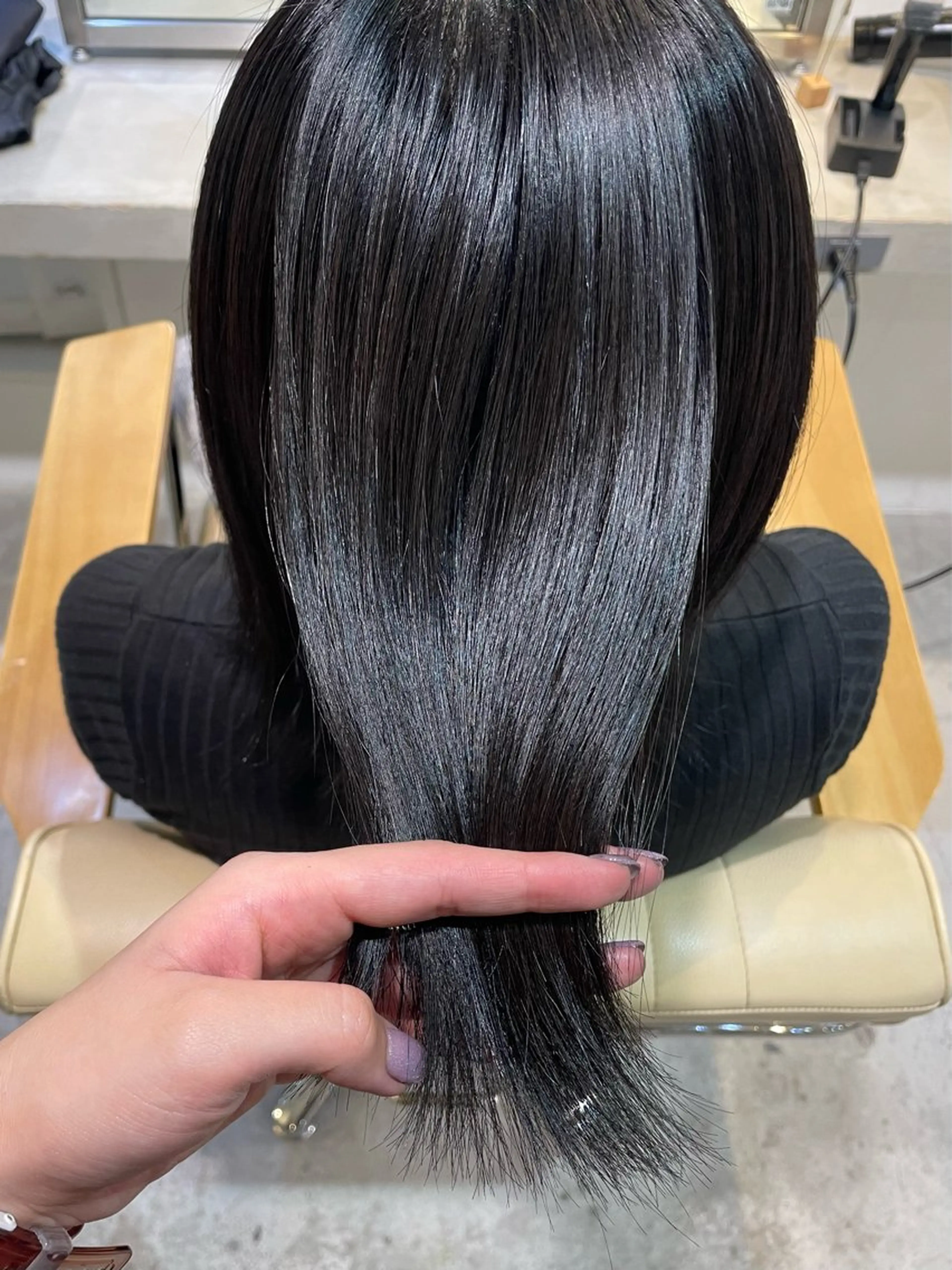セミロング カラー 黒髪 ブルーカラー ブルーブラック FILMS Rei 透明感カラー/パーマのヘアスタイル