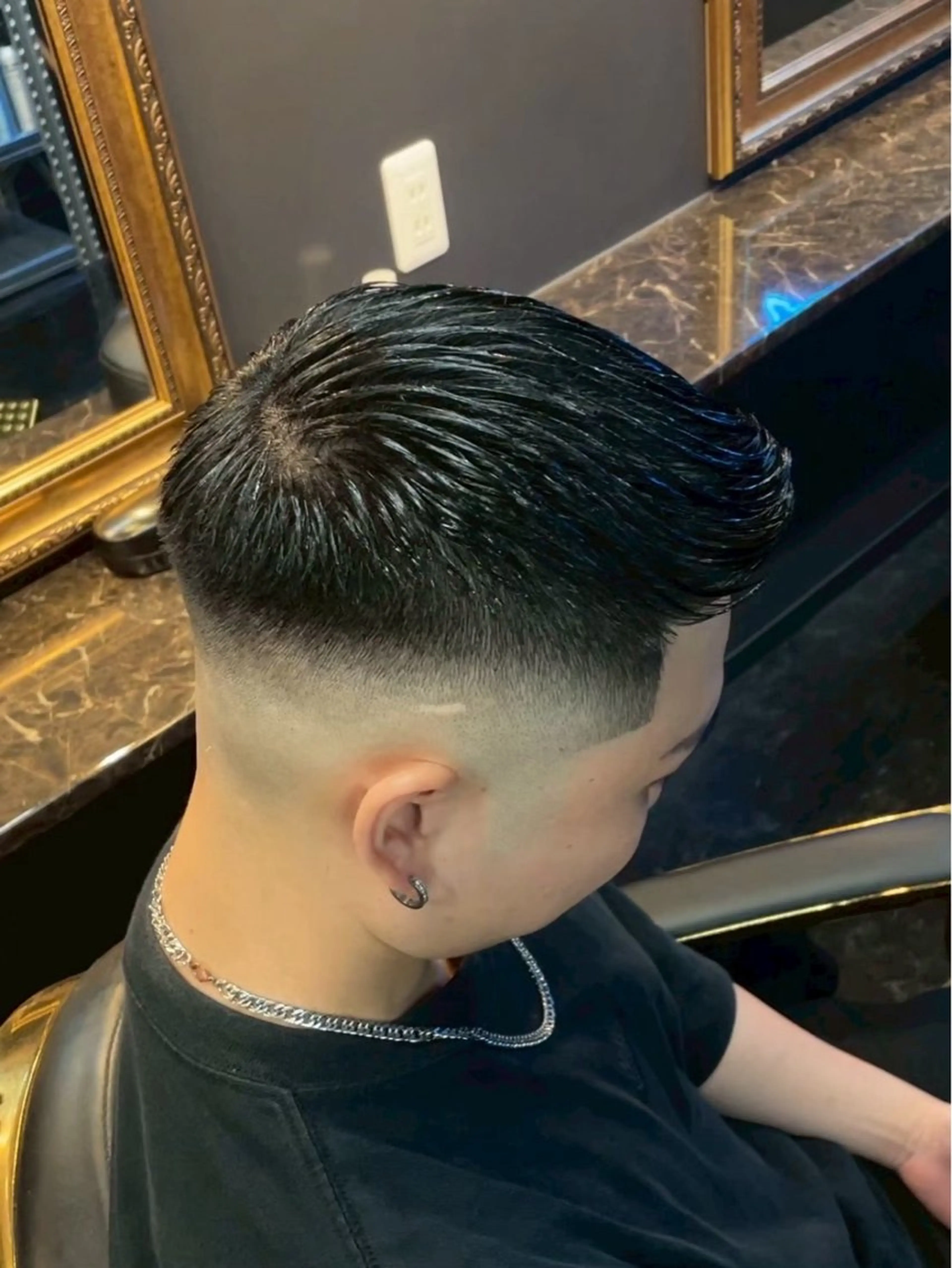 ショート メンズ メンズブリーチ フェードカット メンズパーマ スキンフェード スパイキーショート 名郷 偉織　フェードメンテのヘアスタイル