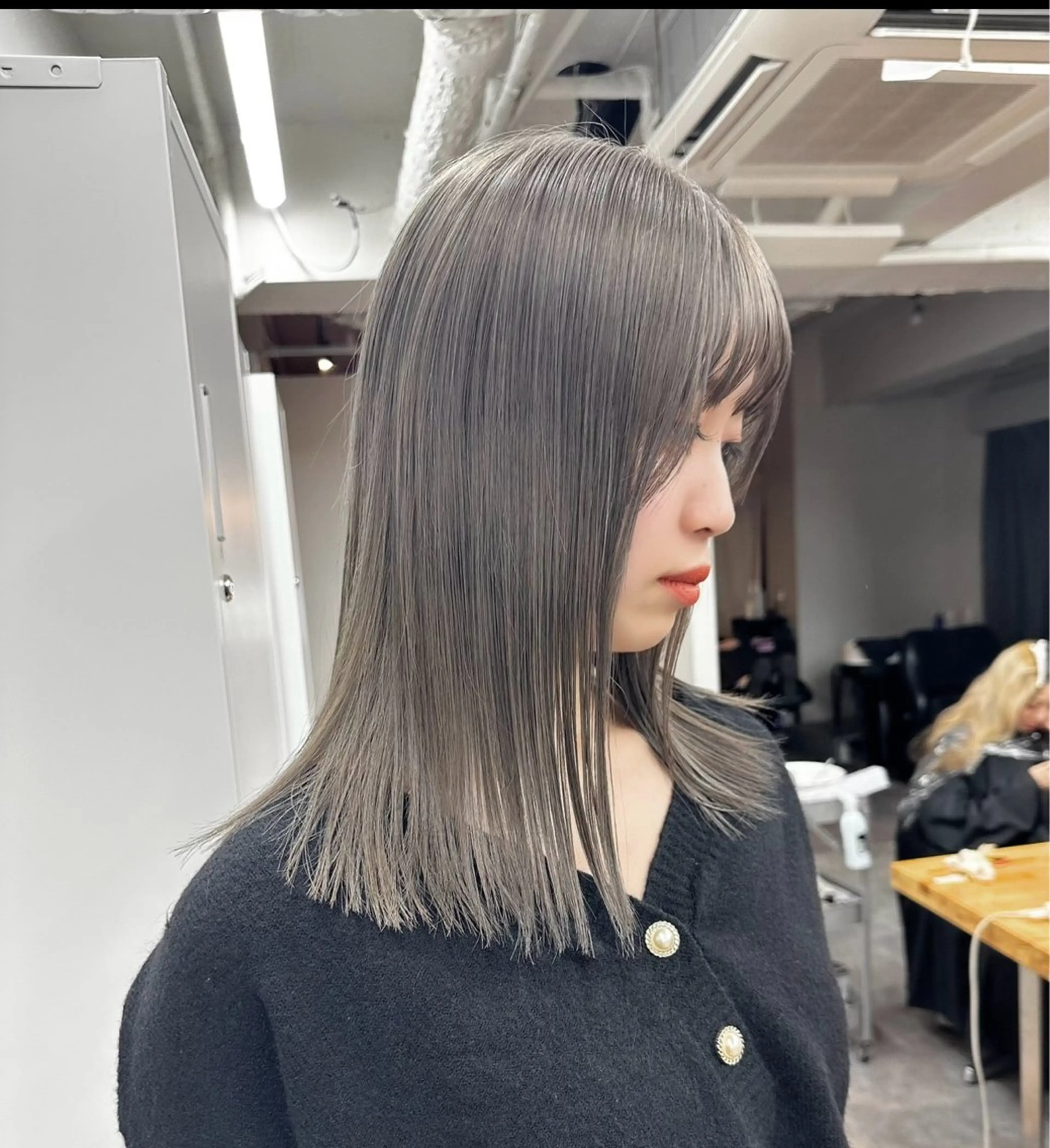 セミロング 池袋🫧mio🫧 透明感ワンカラー🫧のヘアスタイル