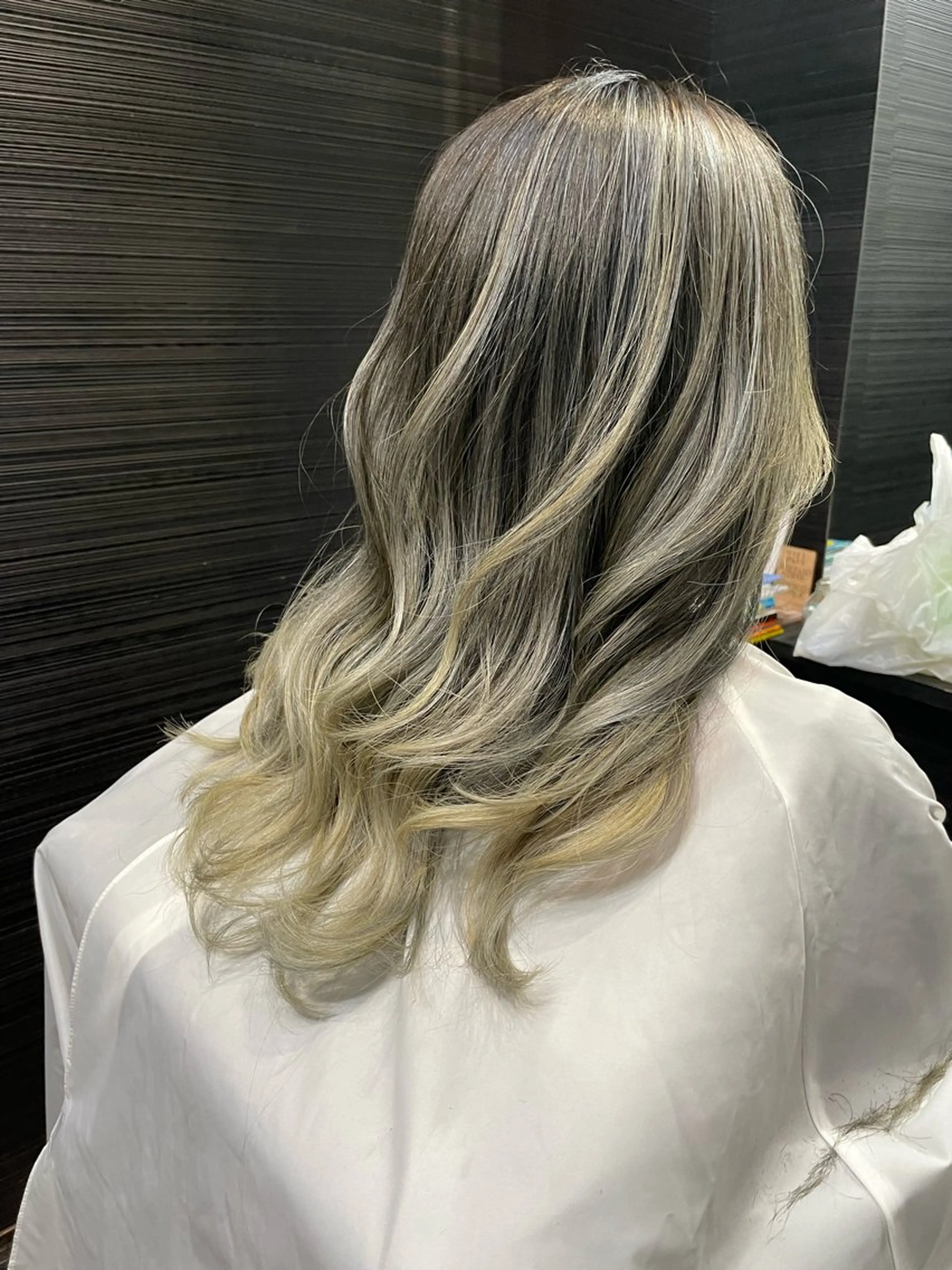 セミロング カラー バレイヤージュ レイヤーカット ヘアカラー トリートメント VERONIQUE所属・山本 雅由のヘアスタイル