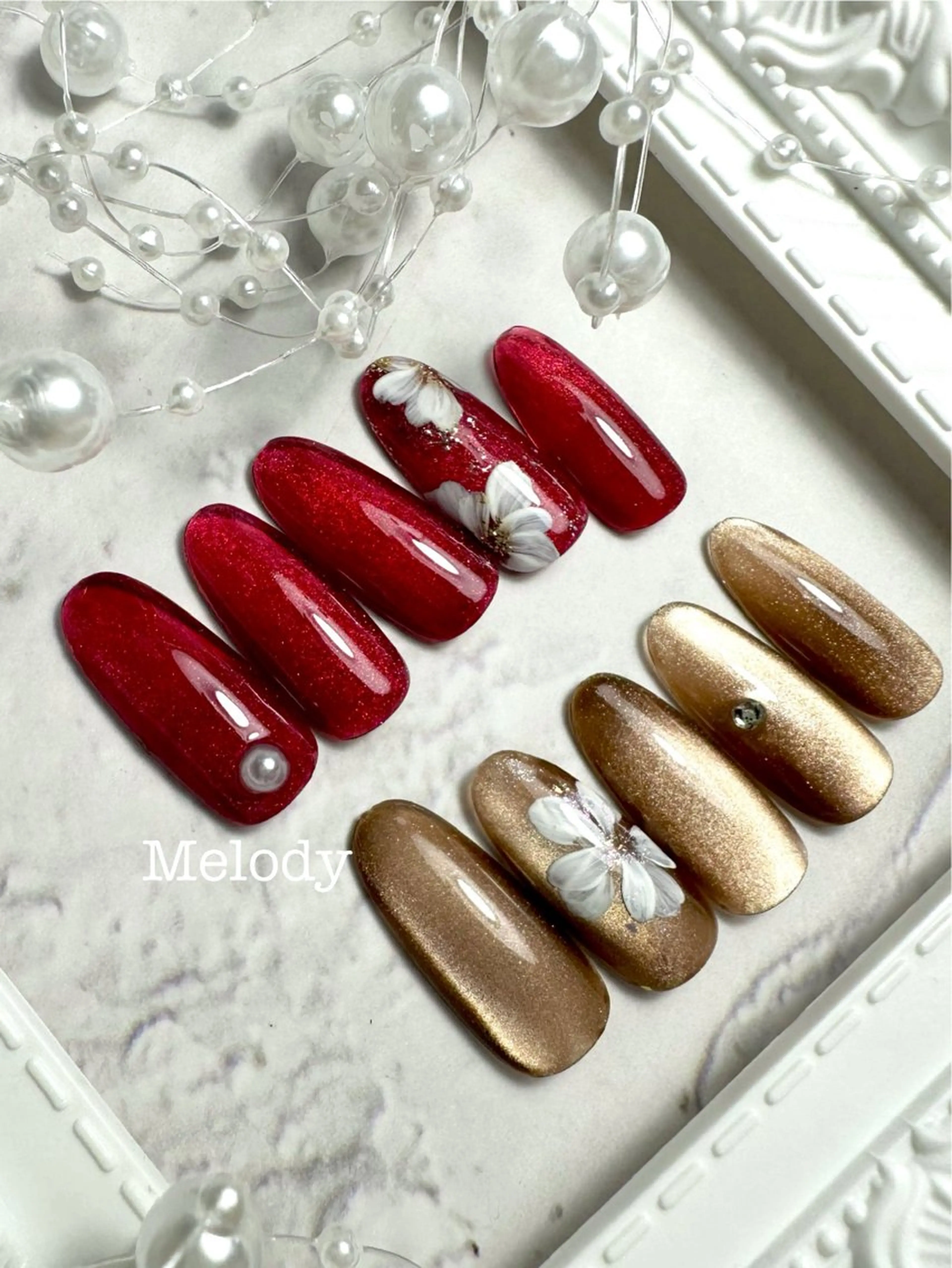 【ハンド】マグネットネイル×フラワーアート2本　さらにストーンサービス💍　フィルインの写真