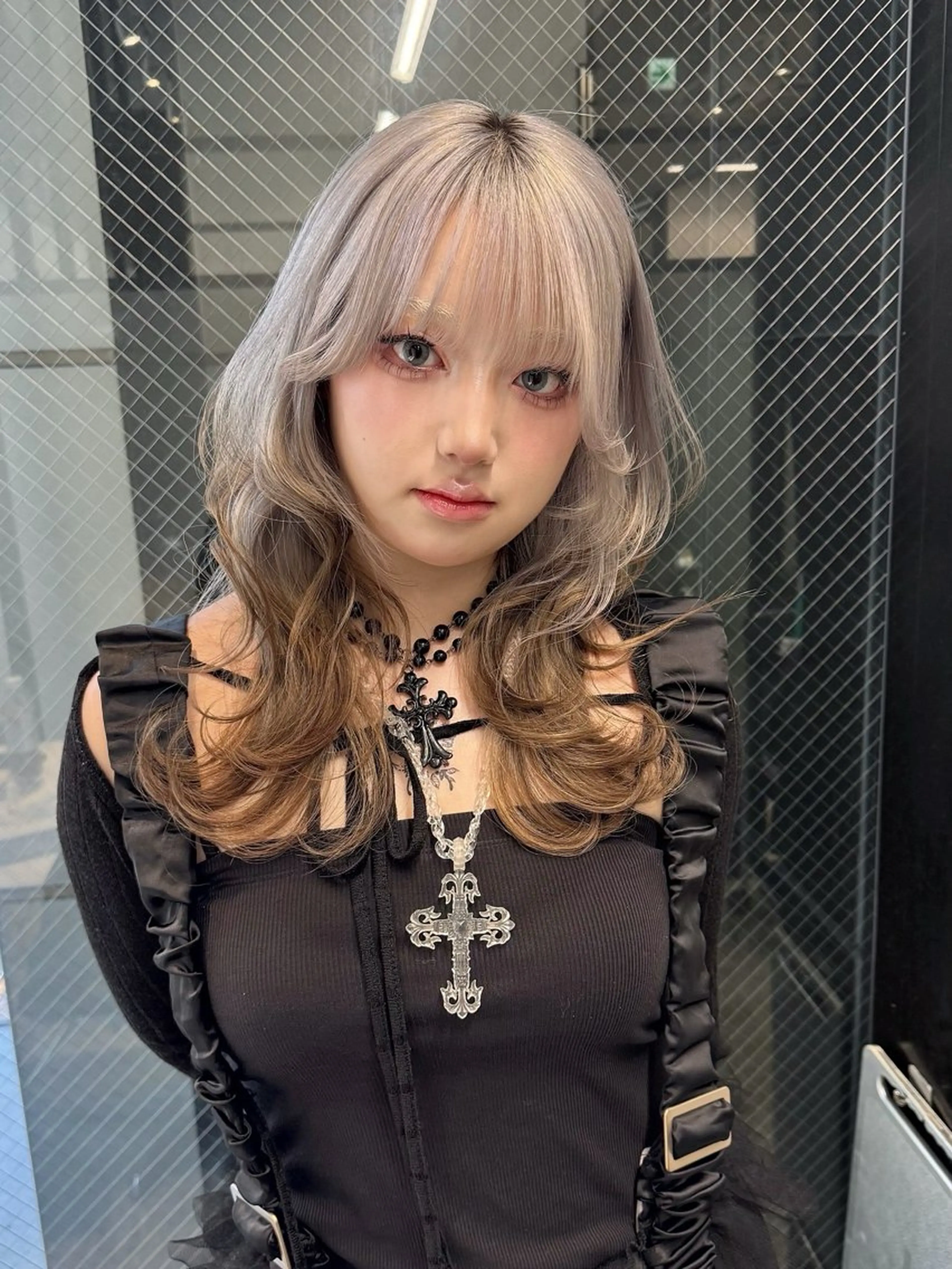 ミディアム カラー デザインカラー シルバー ホワイトシルバー ハッシュカット ウルフカット カット ヘアカラー レイヤーカット/韓国 艶カラー🪄REN.のヘアスタイル