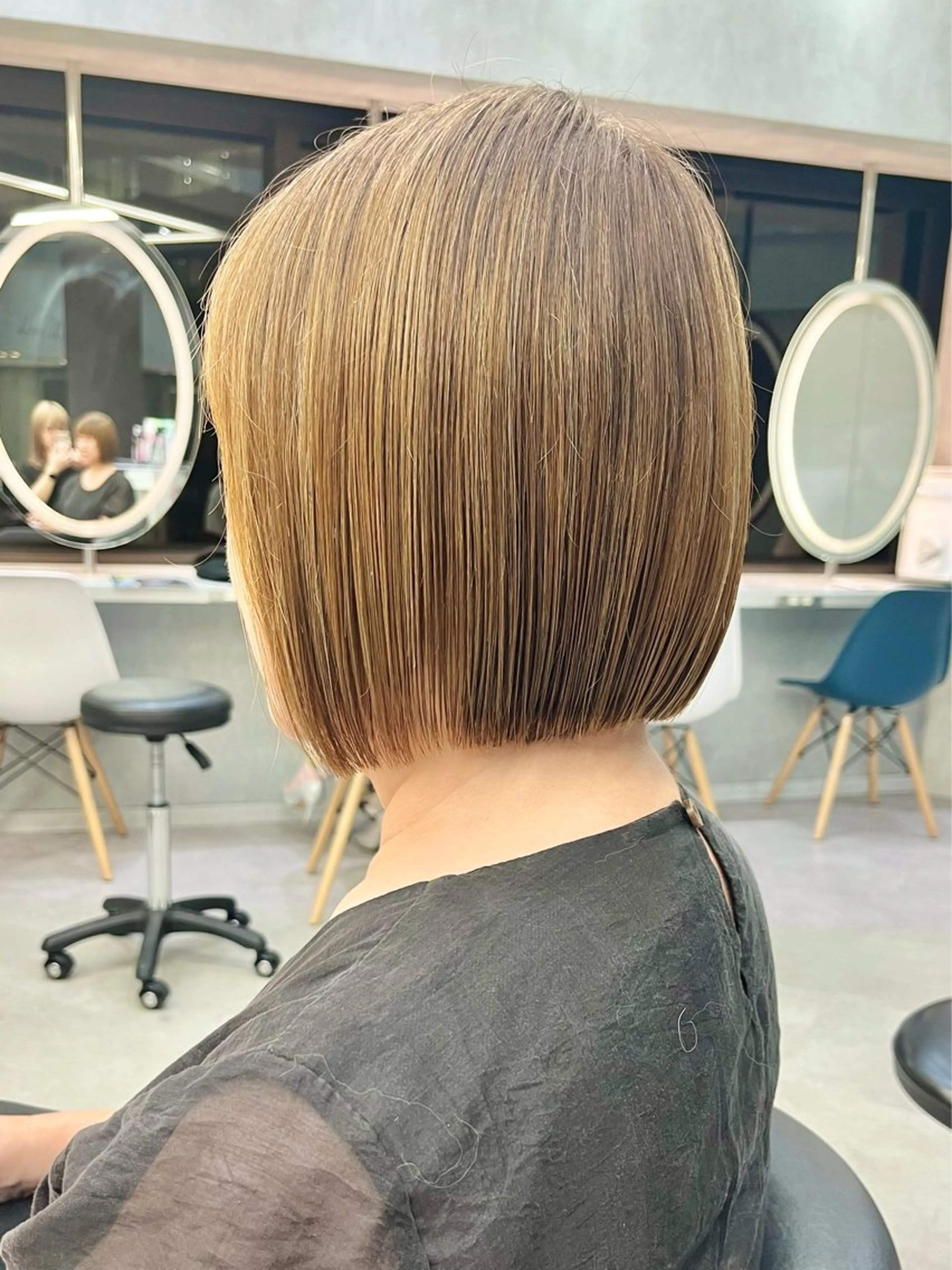 ショート カラー パーマ ヘアアレンジ ブリーチ ケアブリーチ 透明感カラー ダブルカラー ハイライトカラー ボブ｜韓国｜美髪矯正 ｜amika🌙のヘアスタイル