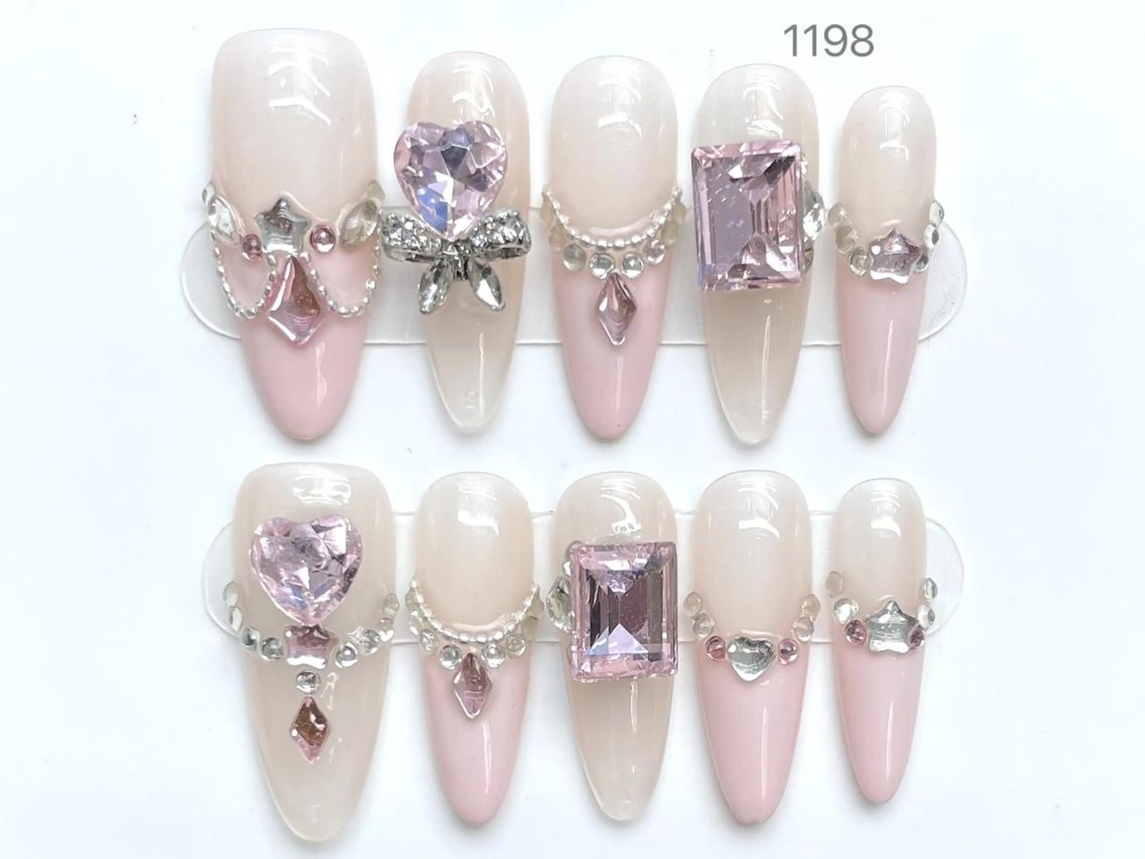 ネイル ハンドネイル ハンドケア Queenie 🦋のネイルデザイン