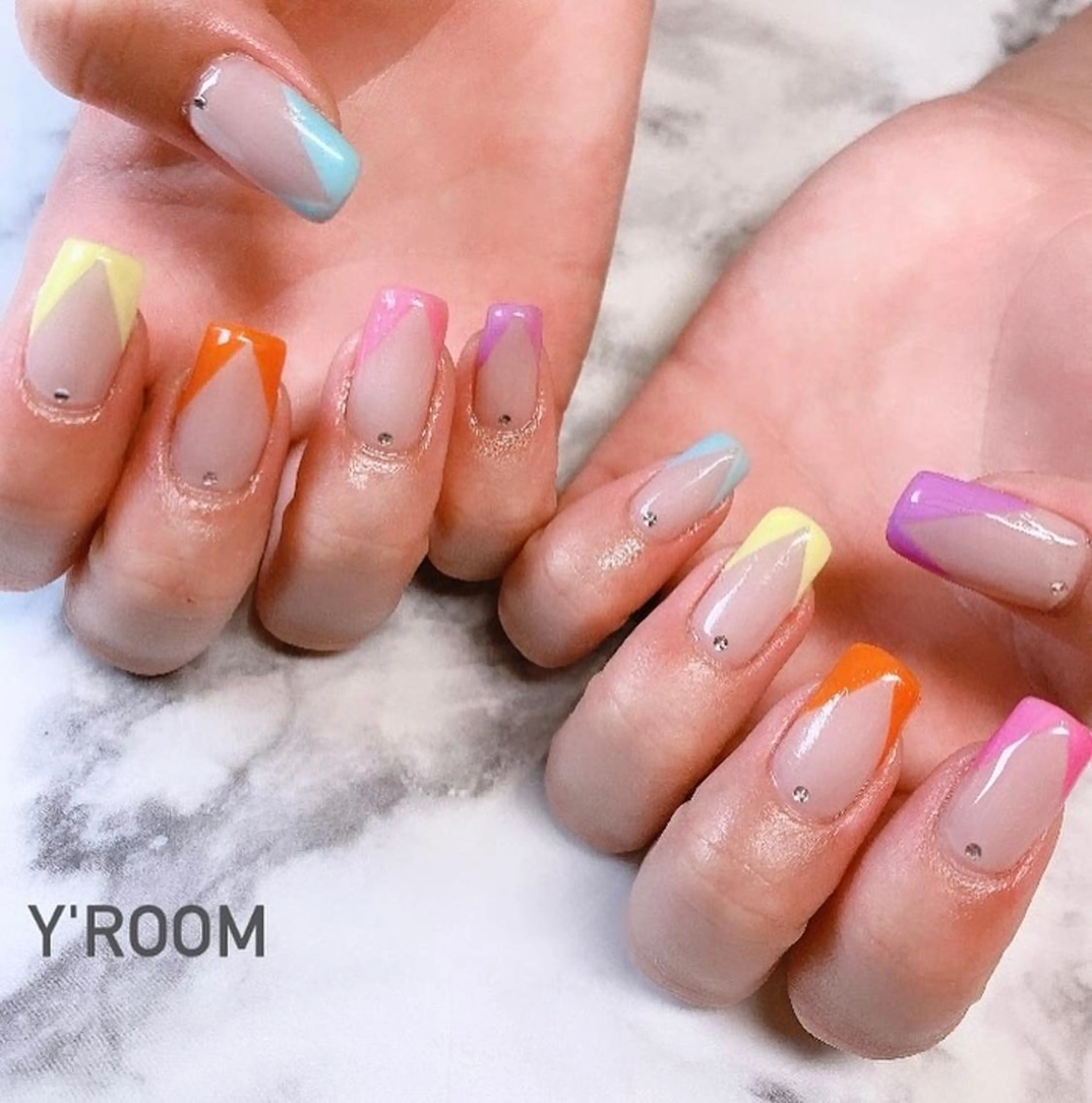 ネイル オーロラネイル フラッシュネイル フットネイル ジェルネイル 氷ネイル・うるうるネイル YUKA （ネイリスト）のネイルデザイン