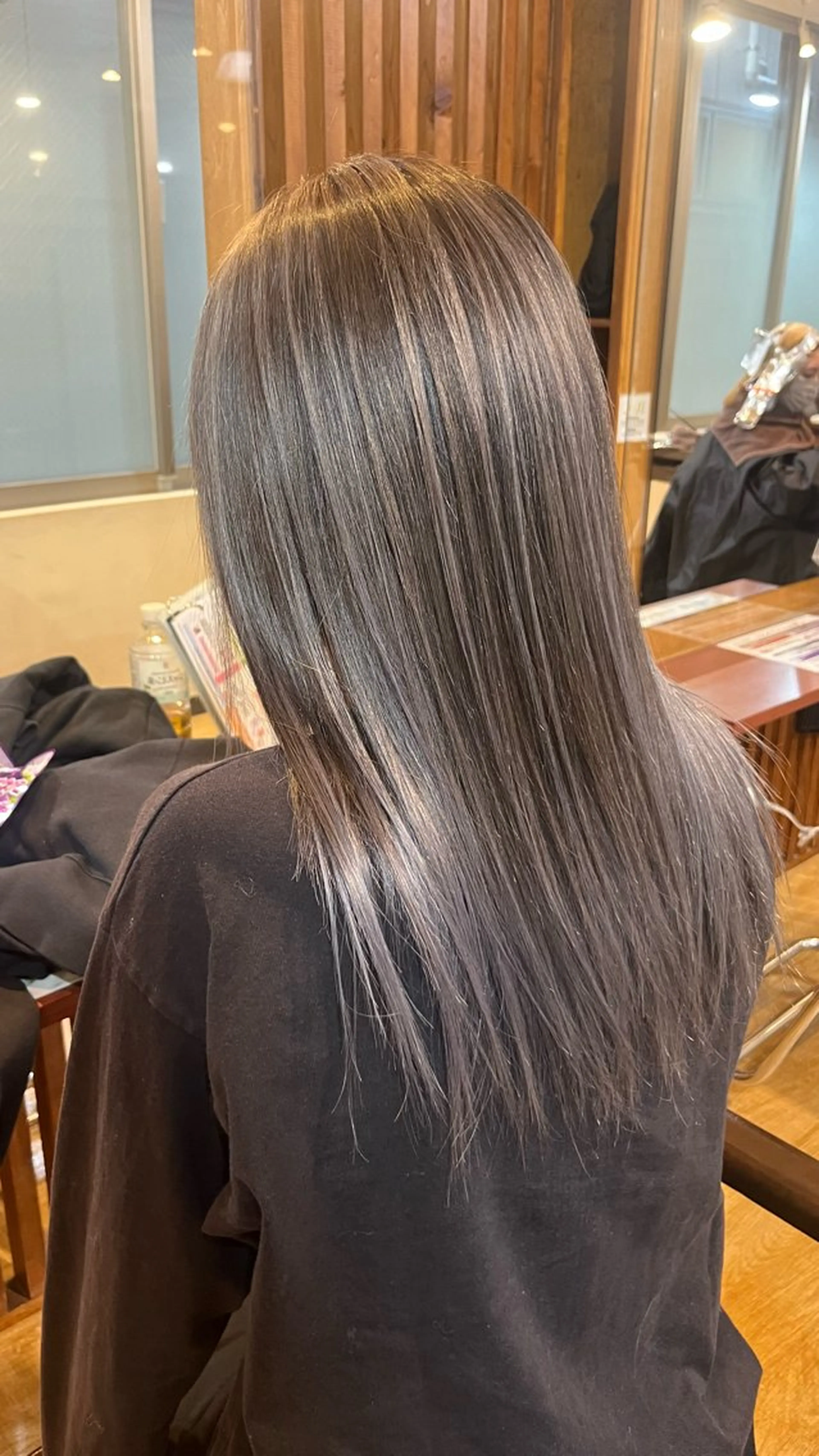 セミロング カラー バレイヤージュ ブリーチ レイヤーカット カット ヘアカラー 海外ガール ハイトーン　竹井俊介のヘアスタイル