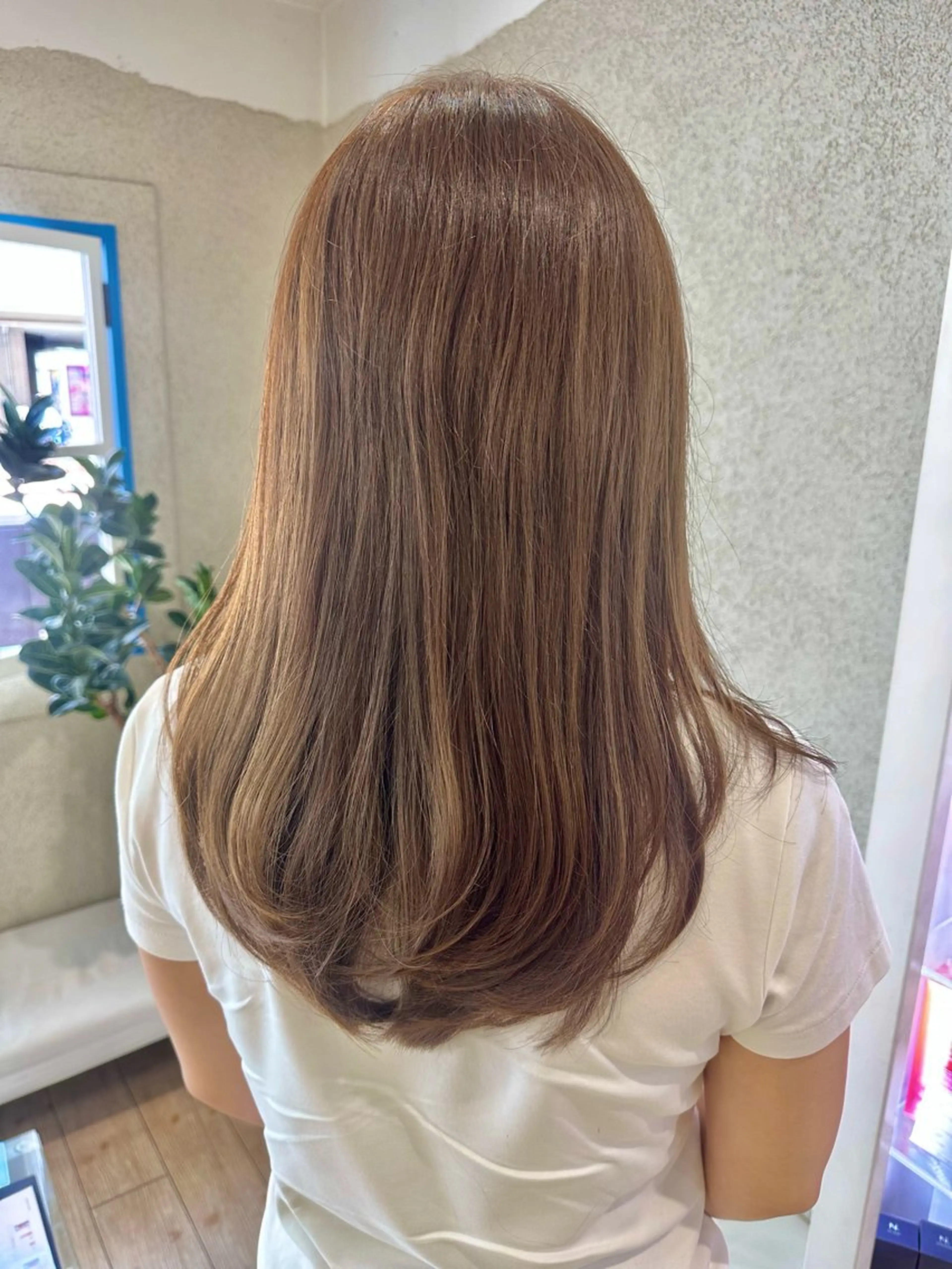 セミロング カラー ベージュカラー レイヤーカット カット ヘアカラー トリートメント 阿部 美咲のヘアスタイル