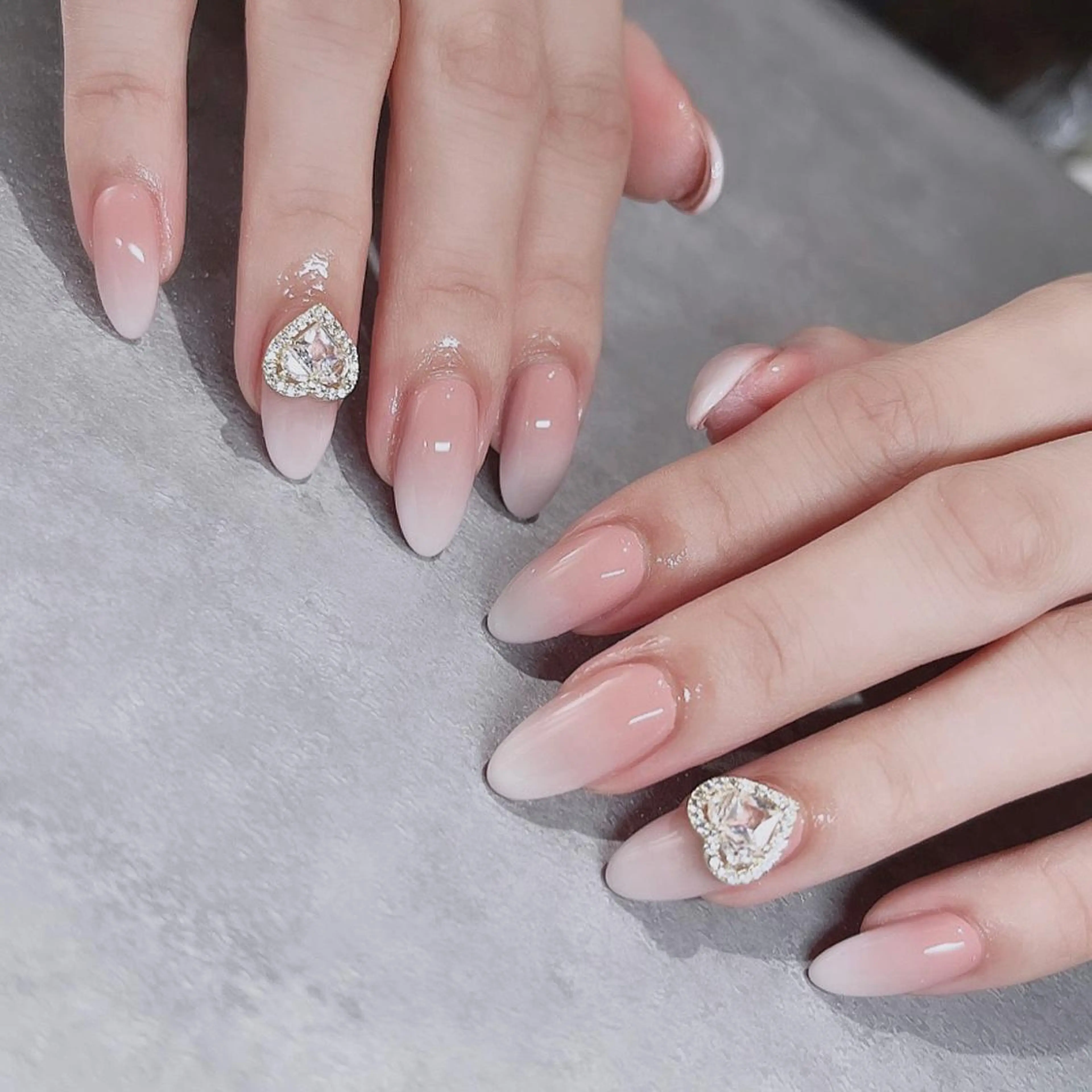 ネイル フットネイル フレンチネイル ジェルネイル ラメ(グリッター) ラメグラデーション ハンドネイル NEO Beauty Salon所属・𝐍𝐄𝐎 𝐉𝐔𝐑𝐈のネイルデザイン