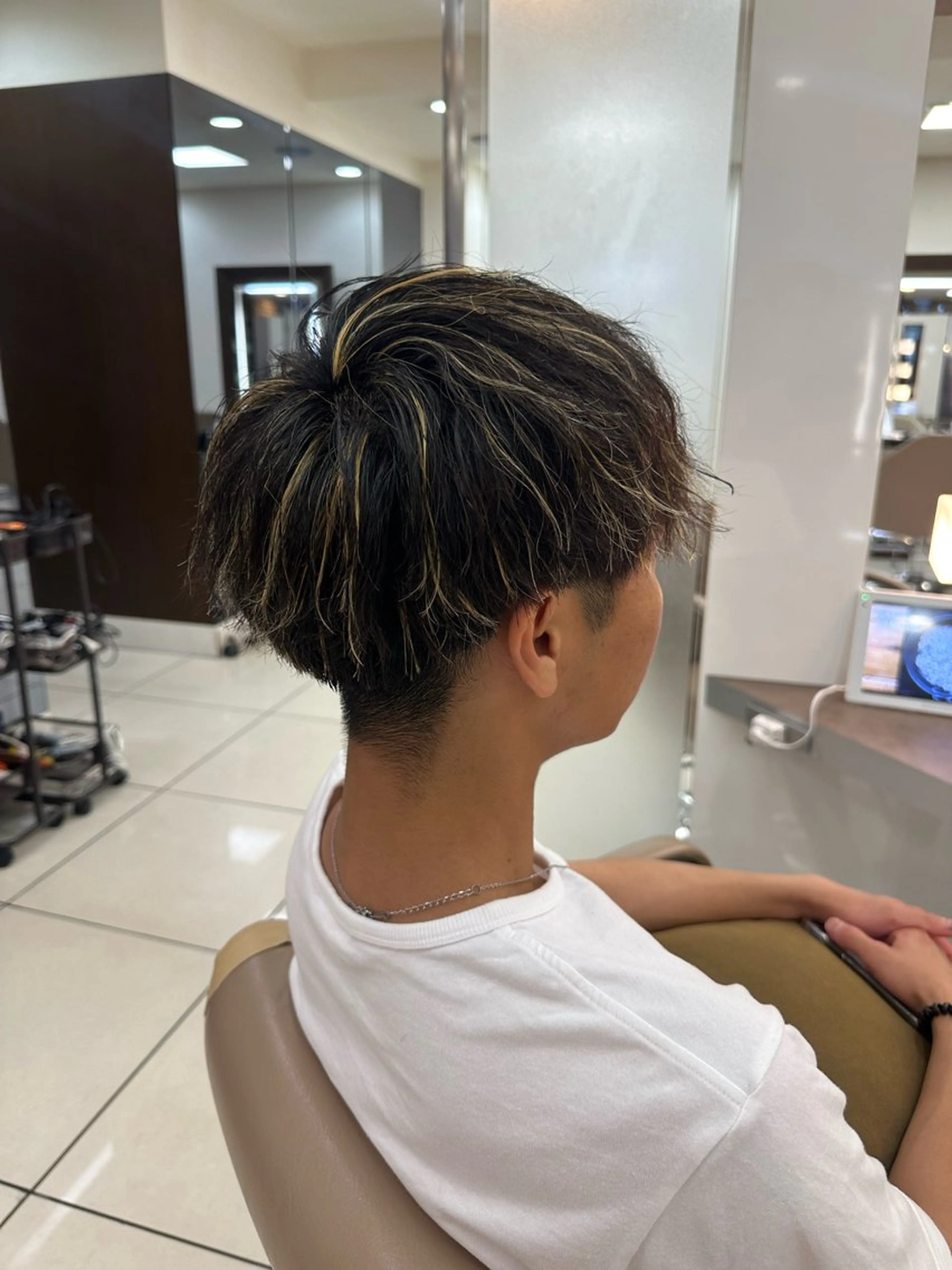 メンズ ヘアカラー ラウンドマッシュシャ ドウニュアンスパーマのヘアスタイル