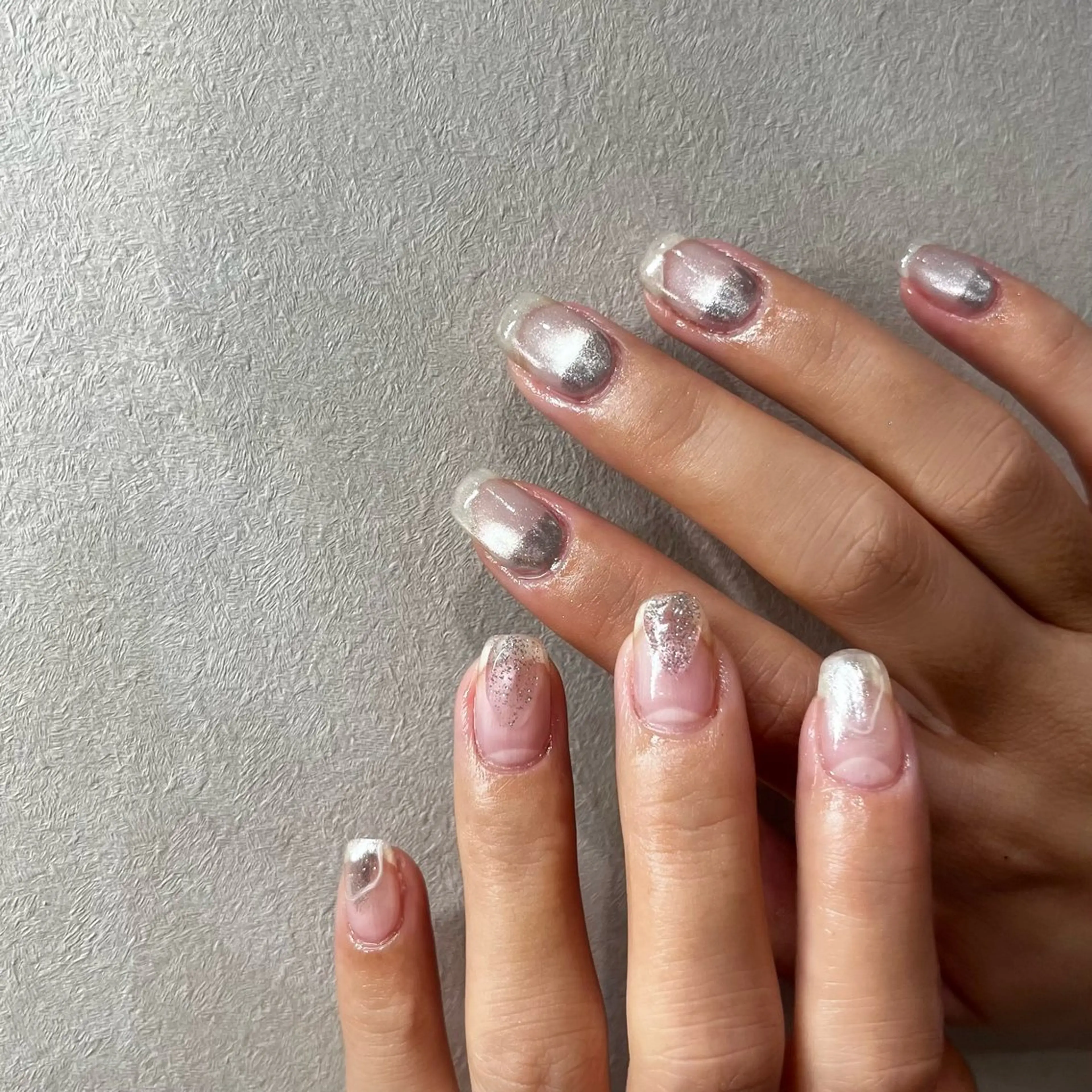 ネイル マグネットネイル ニュアンスネイル ぷっくりネイル シルバー 夏ネイル ハンドネイル nail&care salon soa所属・soa/美容液ケアで 自爪を育てるネイルのネイルデザイン