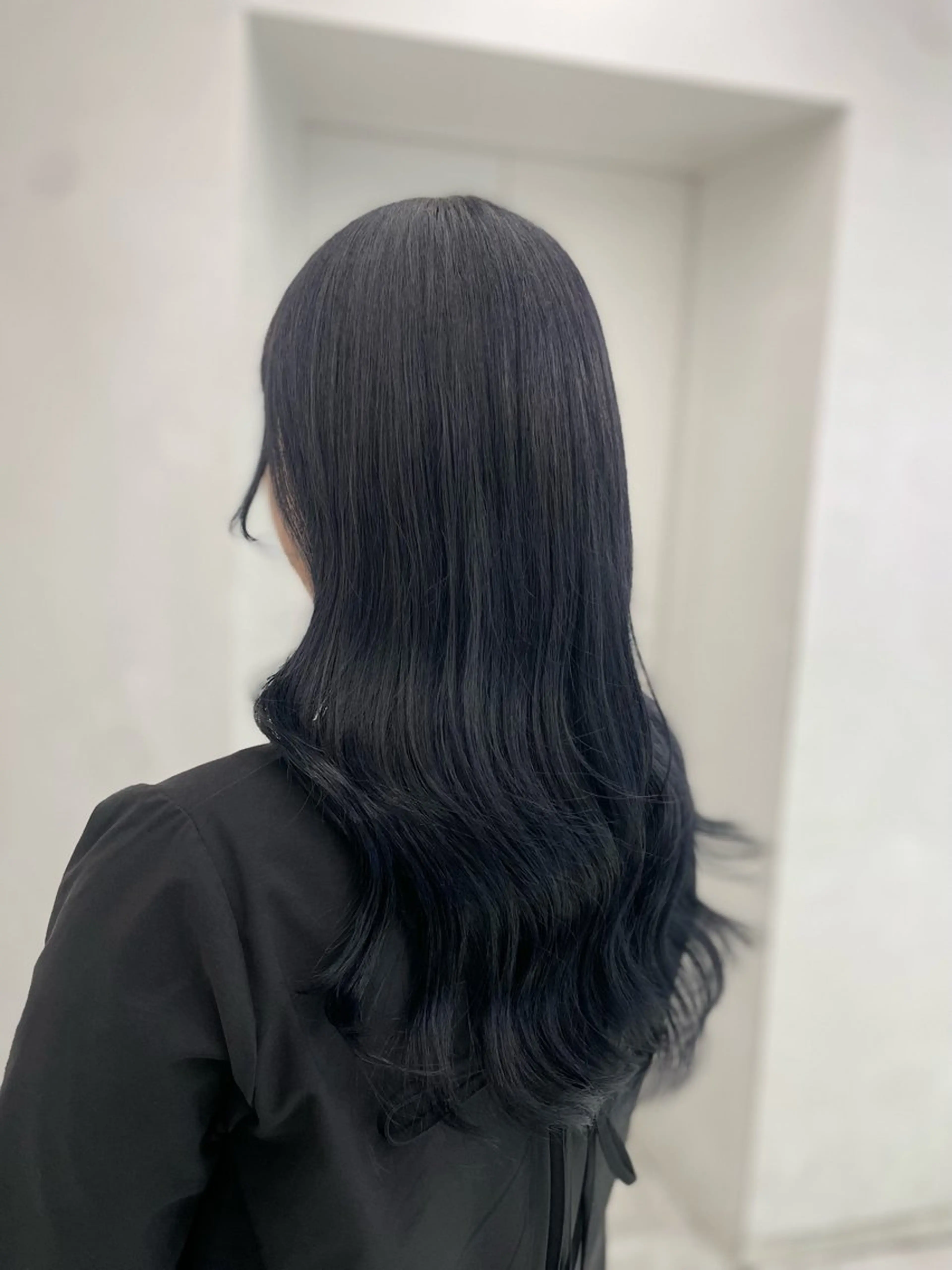 セミロング ヘアカラー 大人っぽ透明感暗髪 🤍shio🤍のヘアスタイル
