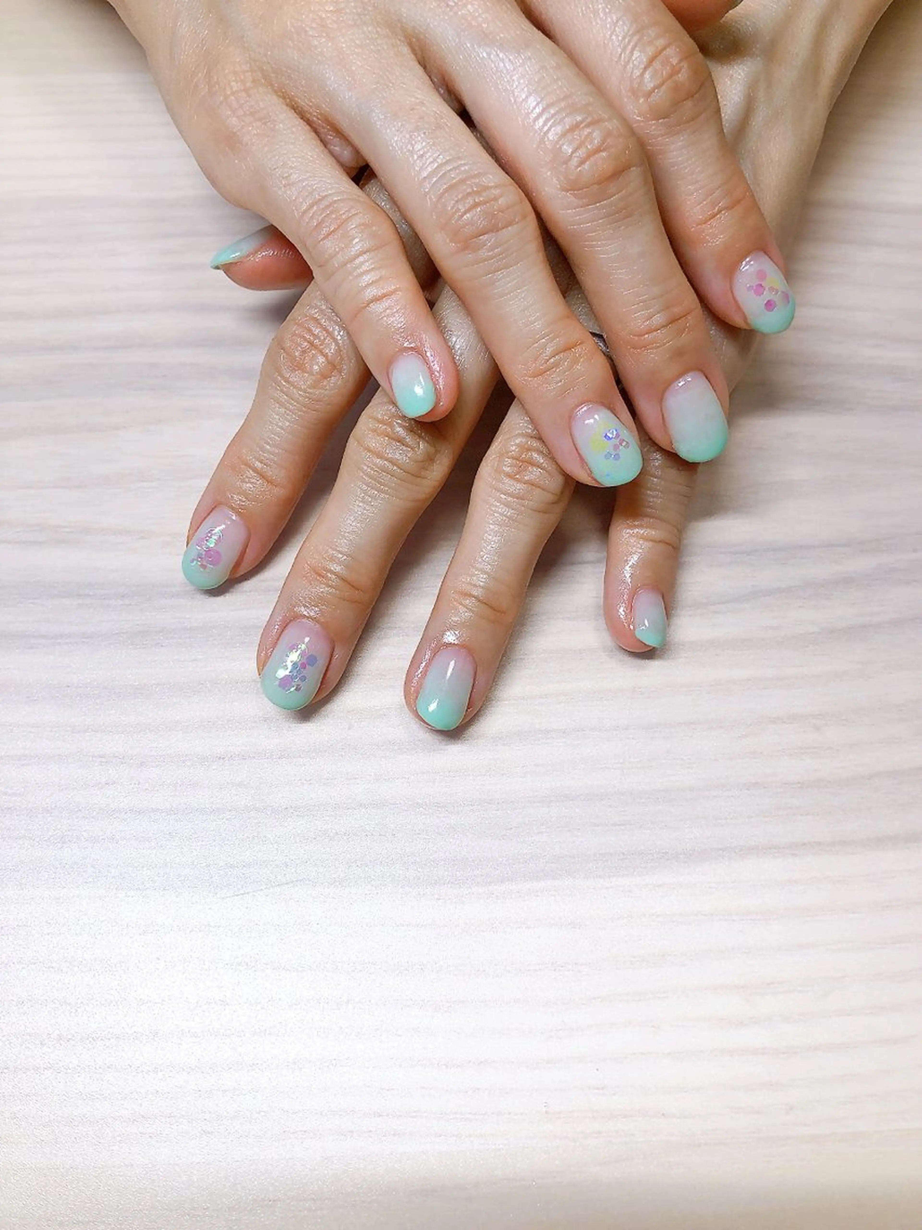 ネイル オーロラネイル グラデーション グリーン ホログラムネイル デ・アイム「nail salon MIMIPARUN」所属・ナリス化粧品 MIMIPARUNのネイルデザイン