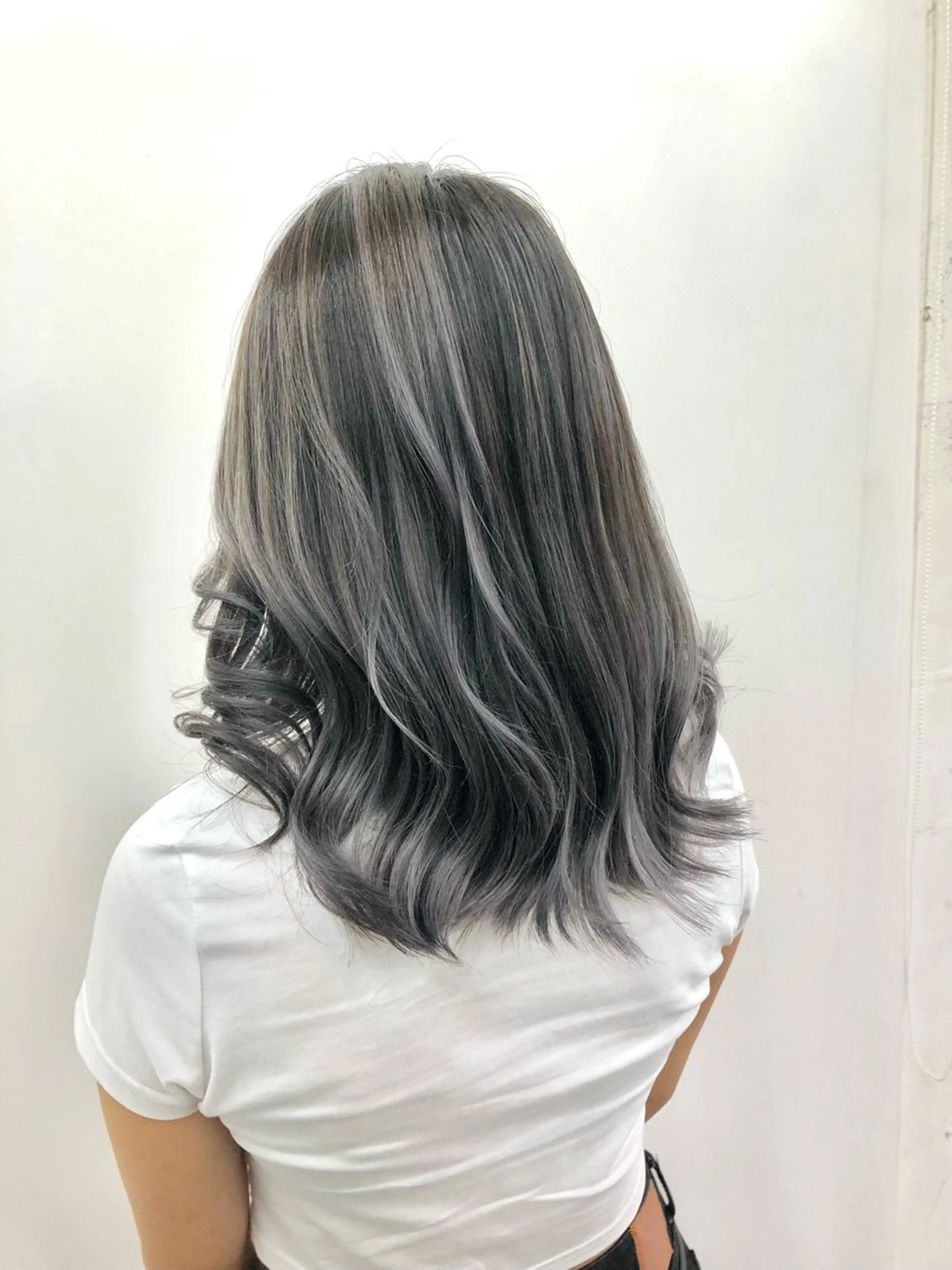ミディアム カラー バレイヤージュ ブリーチ ハイライトカラー ハイトーンカラー シルバー alpha. カラーエクステ下妻のヘアスタイル