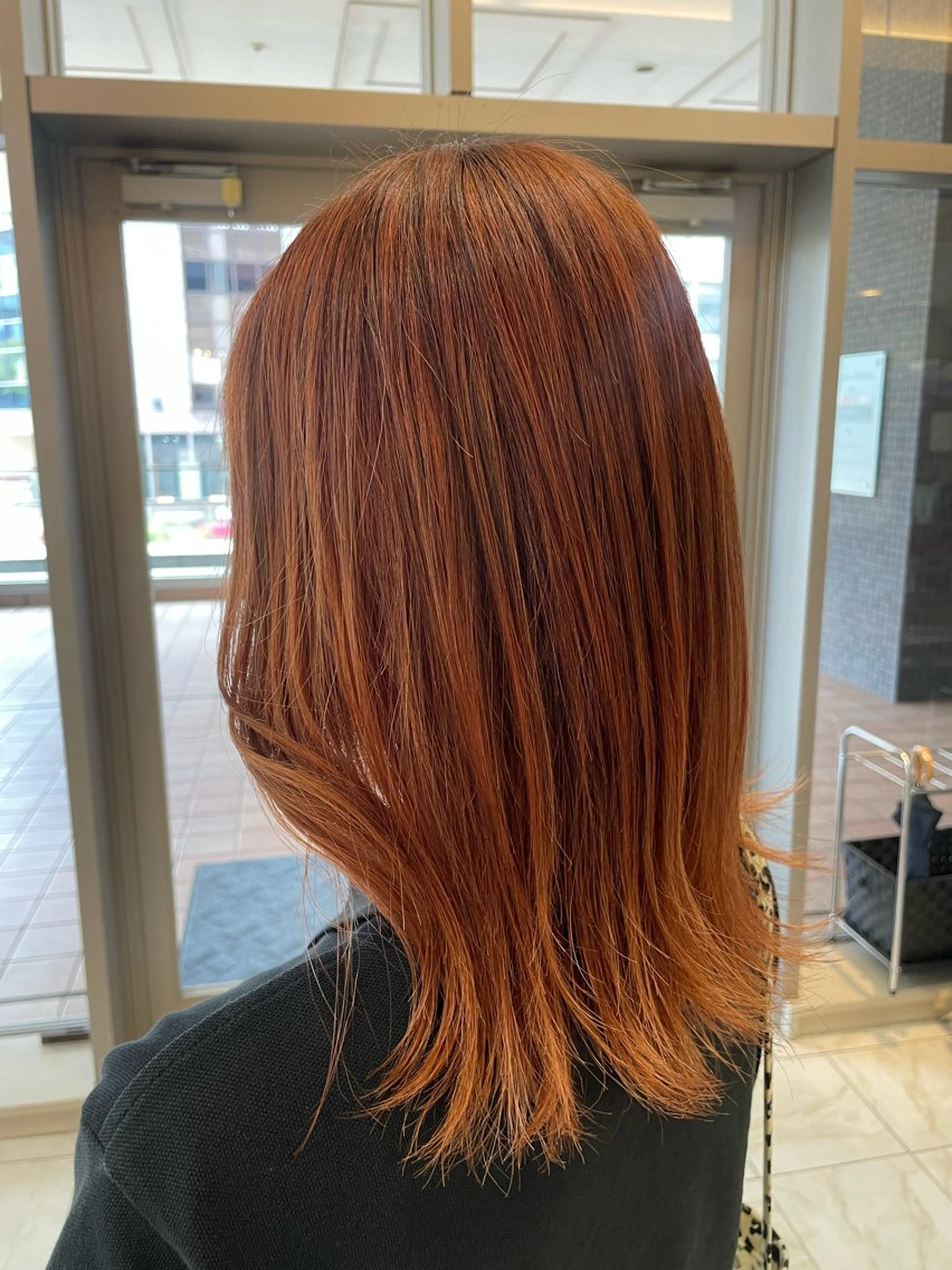 セミロング ハイライト 髪質改善 縮毛矯正 トリートメント 酸性ストレート ヘアカラー トリートメント 肌までキレイ見え✨️ 赤み消し特化のヘアスタイル