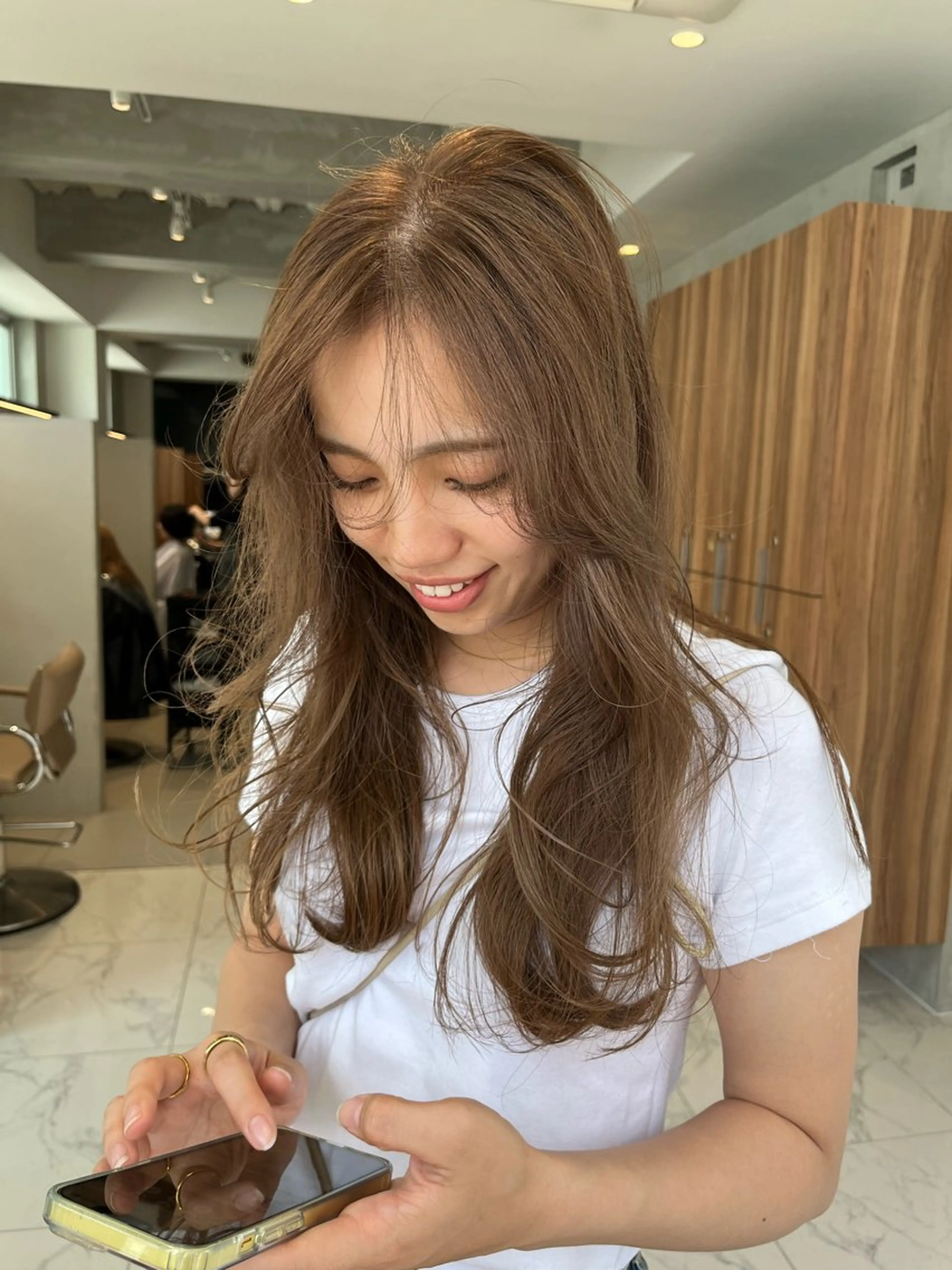 ロング パーマ カット ヘアカラー ブリーチなし 寒色カラーのヘアスタイル