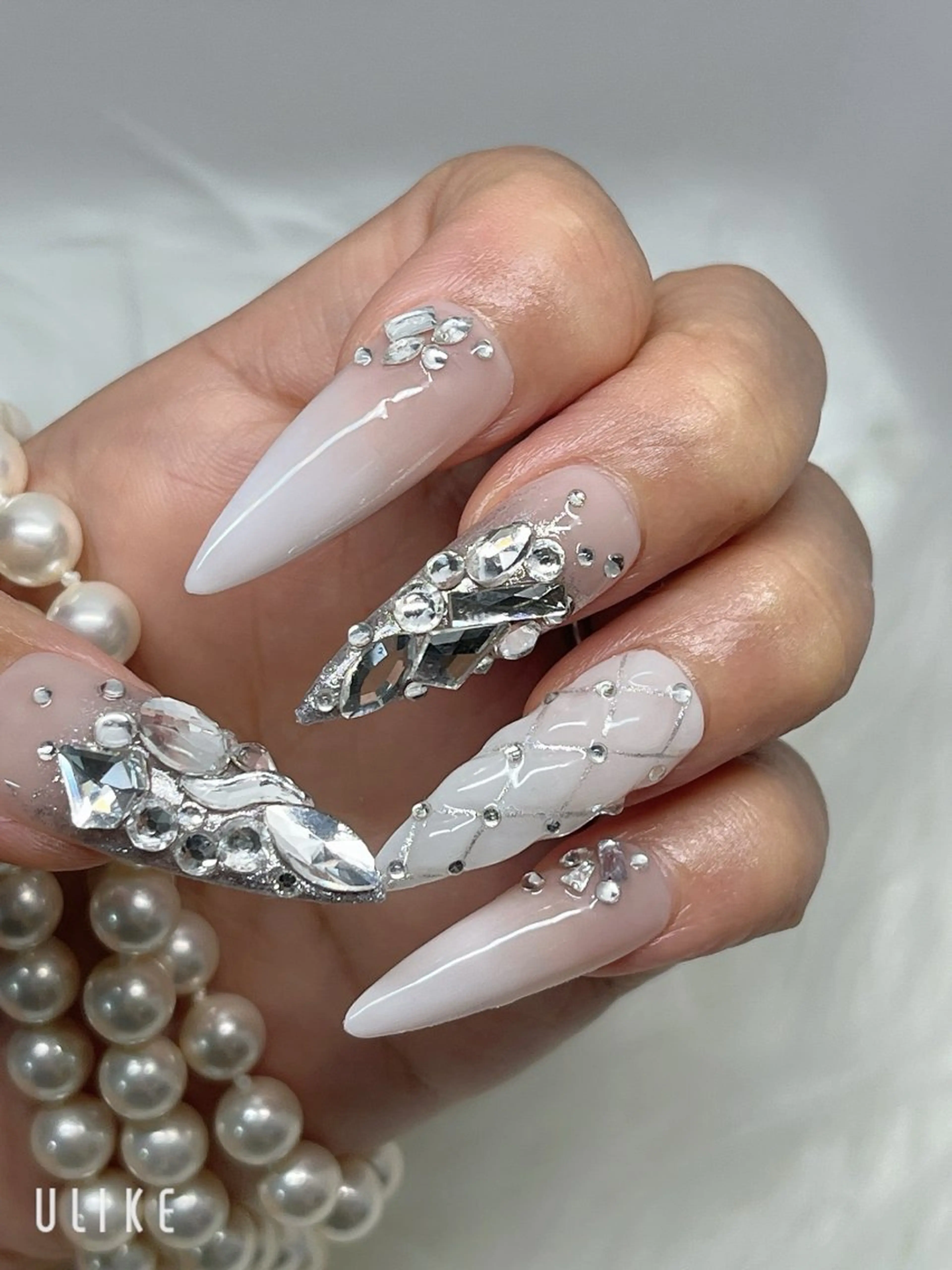 ロング ハンドネイル YOLO NAILのネイルデザイン