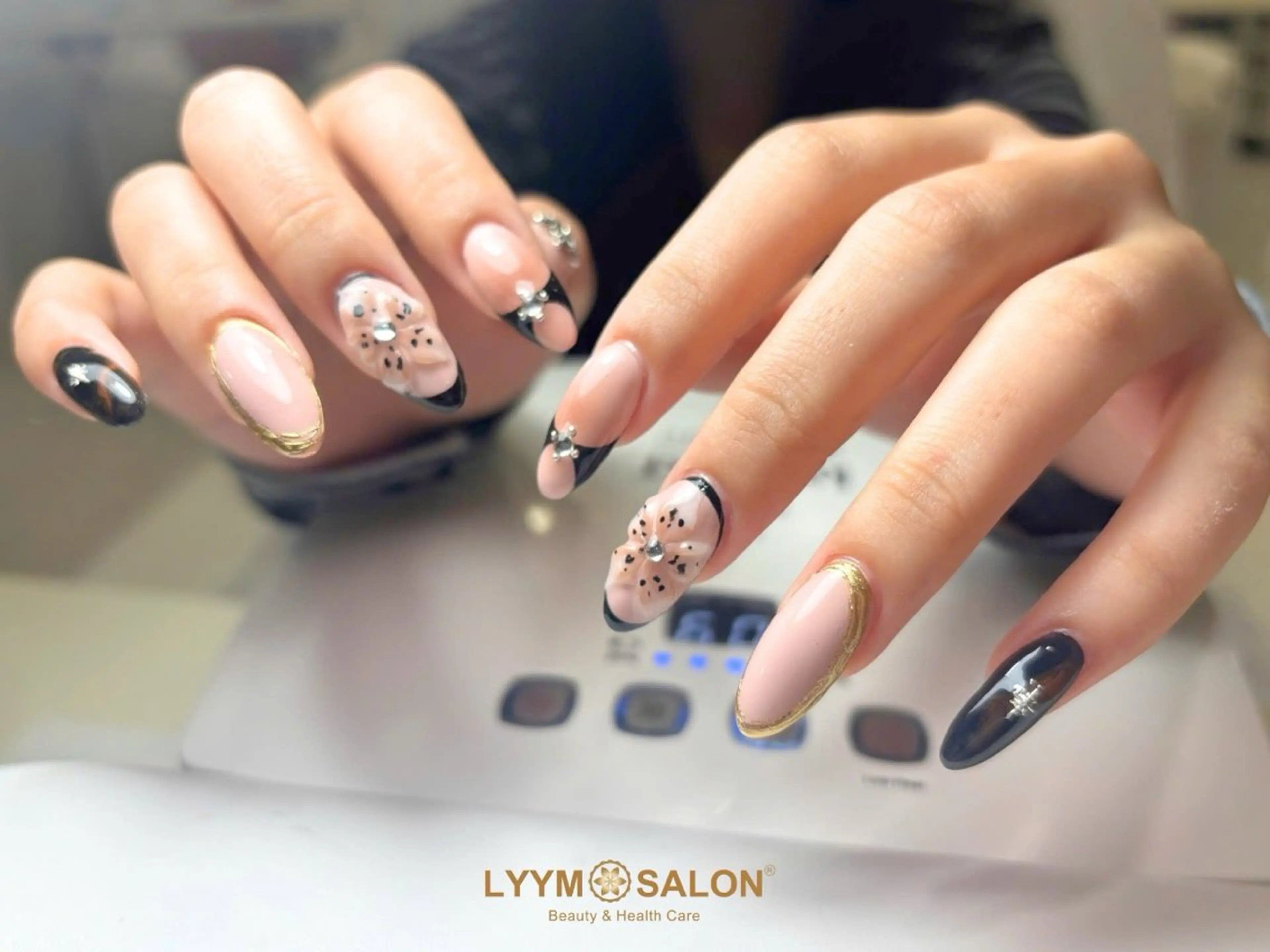 ネイル フラワーネイル ガーリー 韓国ネイル ピンク 冬ネイル ハンドネイル LYYM Salonのネイルデザイン