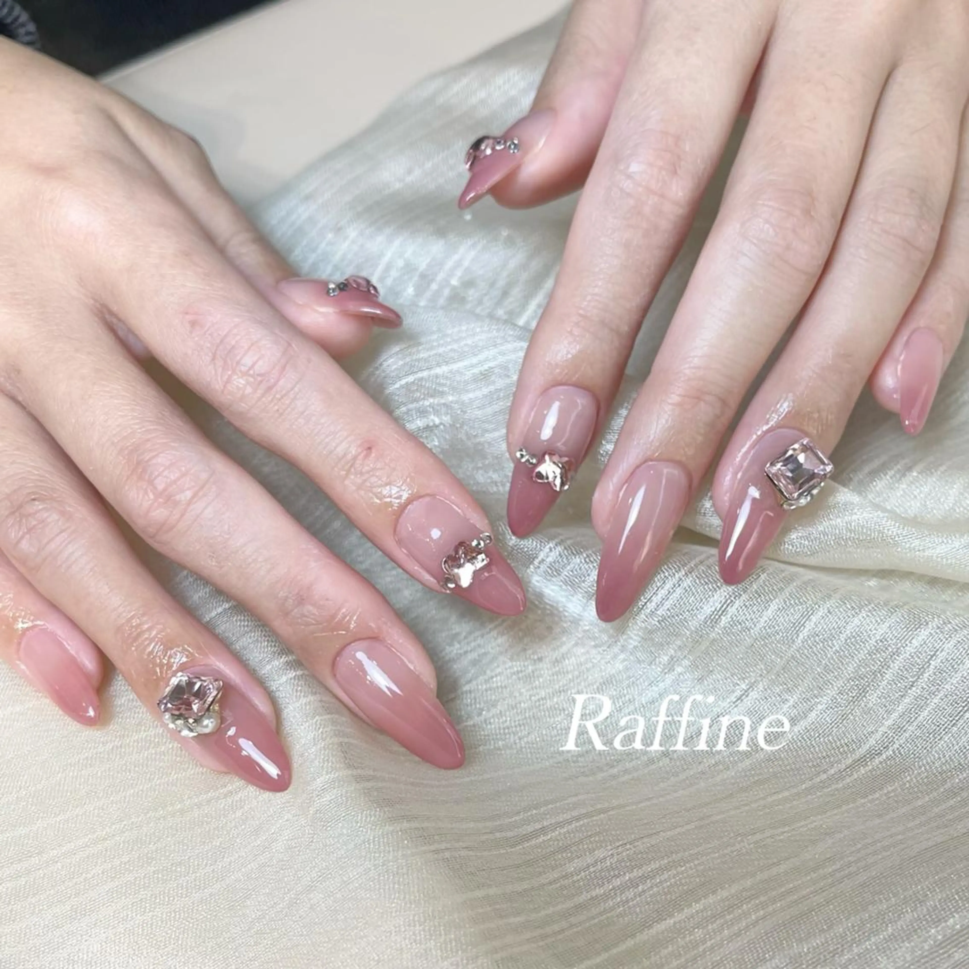 ネイル 長さ出し グラデーション ピンク 春ネイル ハンドネイル RAFFINE 月🦋🩵のネイルデザイン