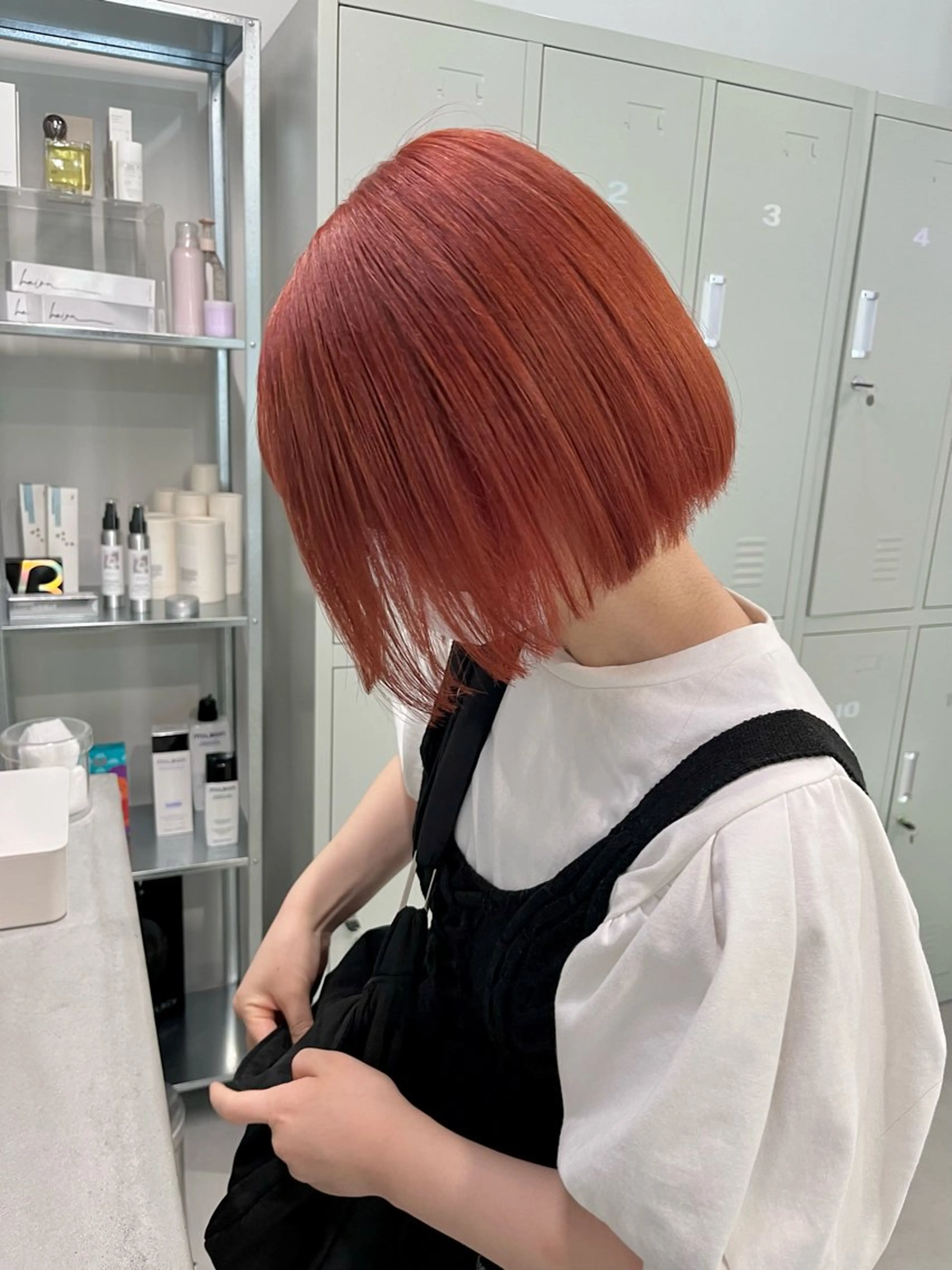 ショート カラー オレンジ ピンクカラー ボブ カット ヘアカラー トリートメント ブリーチなしカラー レイヤーカットのヘアスタイル